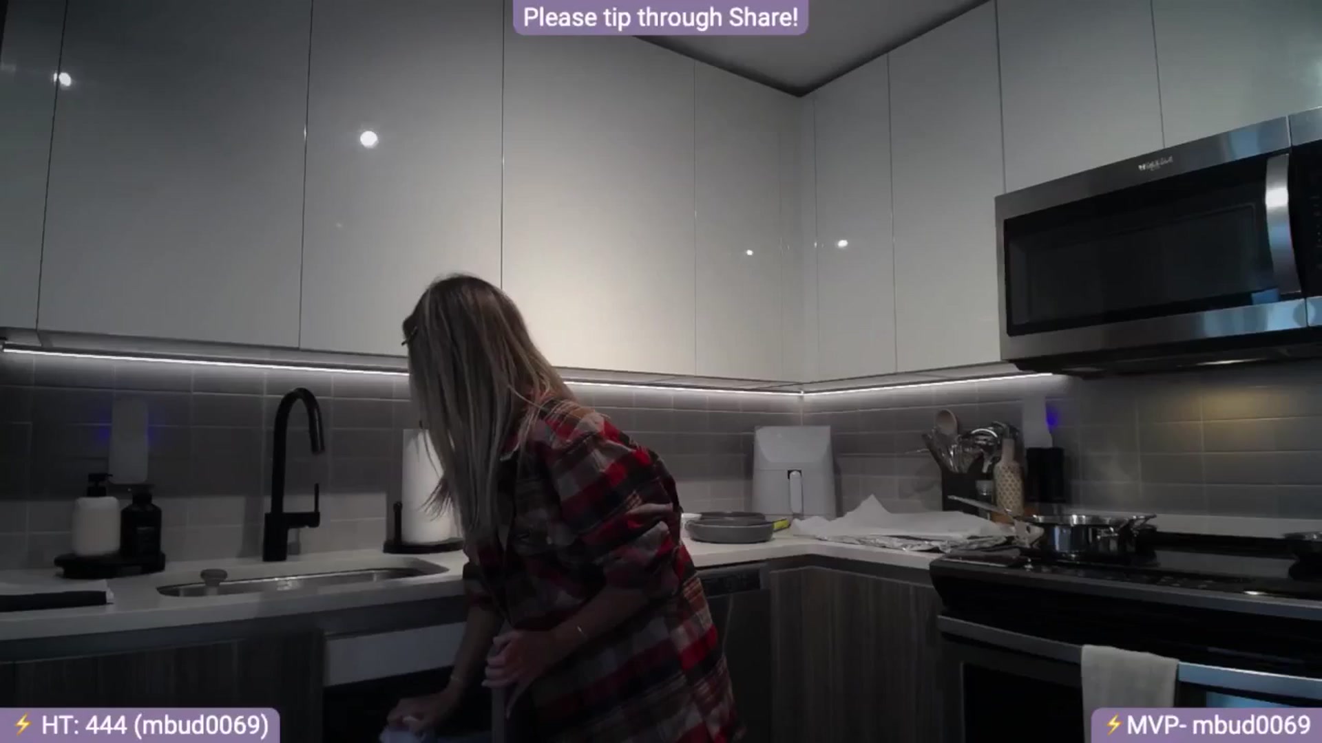 Gallery image thumbnail from AlanaWylde's myfreecams stream on, 06/18/2024, 24:31 image 1 of 20