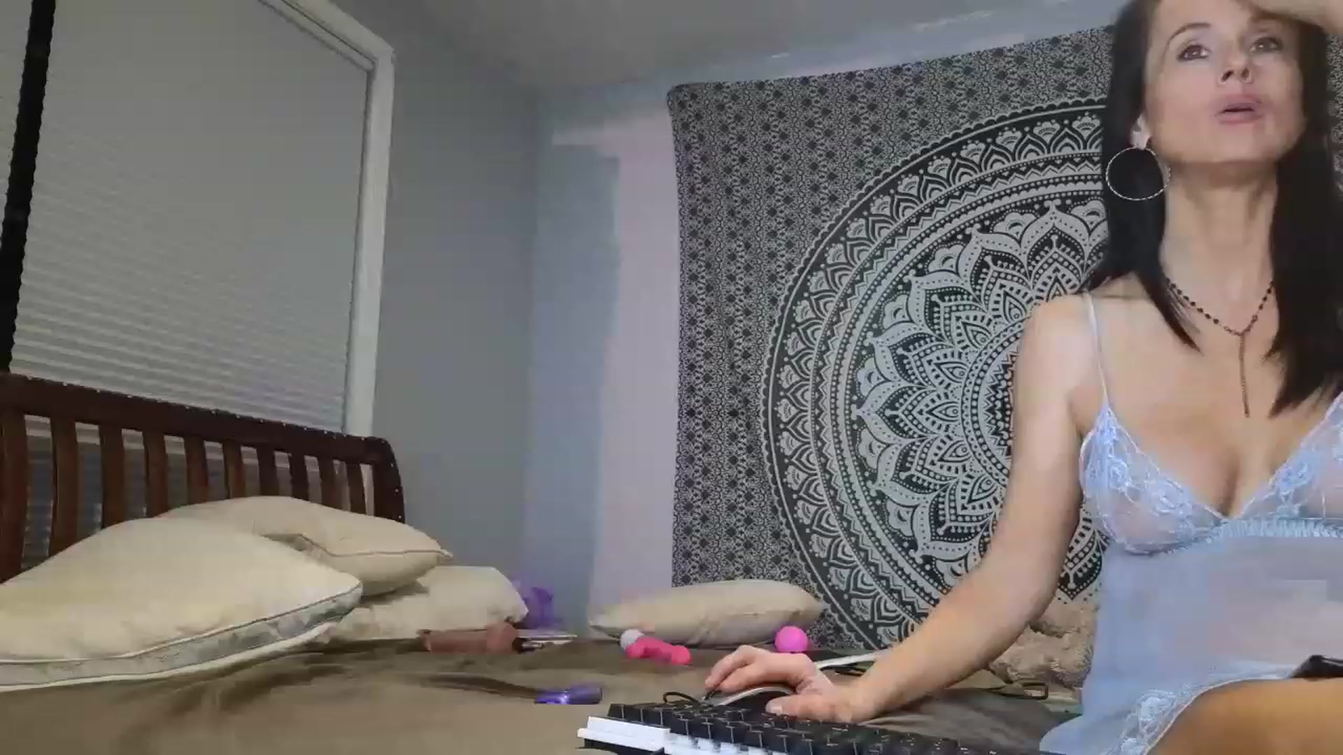 Gallery image thumbnail from Alayna00's myfreecams stream on, 05/03/2023, 09:45 image 11 of 20