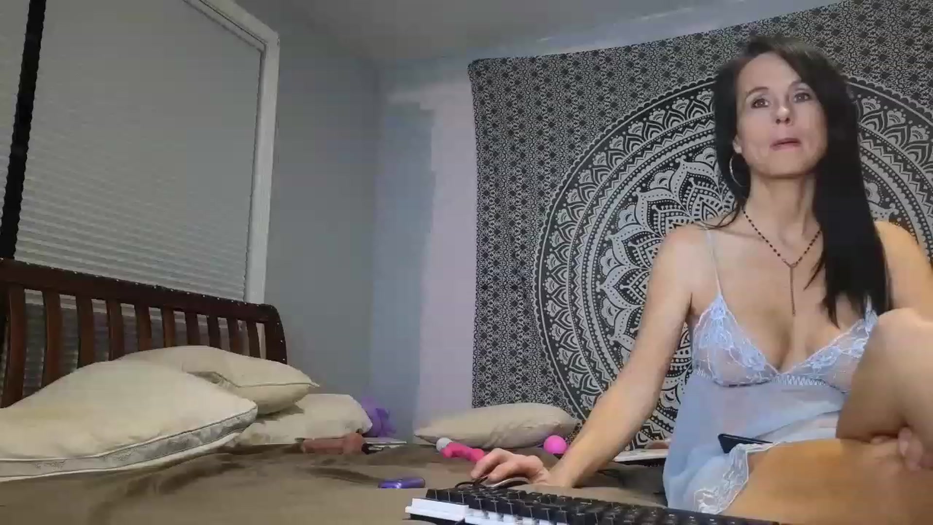 Gallery image thumbnail from Alayna00's myfreecams stream on, 05/03/2023, 09:45 image 12 of 20