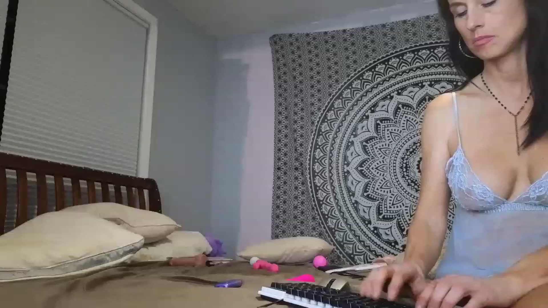 Gallery image thumbnail from Alayna00's myfreecams stream on, 05/03/2023, 09:45 image 10 of 20