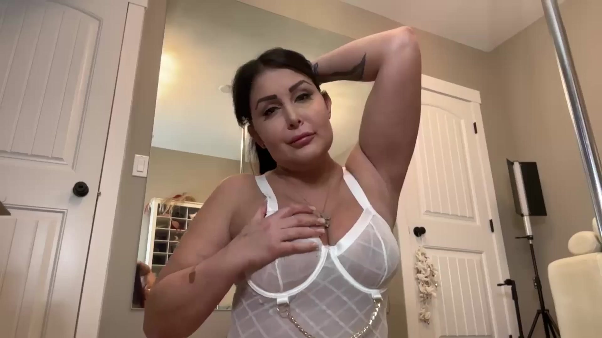 Gallery image thumbnail from AleahJasmine's myfreecams stream on, 12/12/2024, 02:45 image 12 of 20
