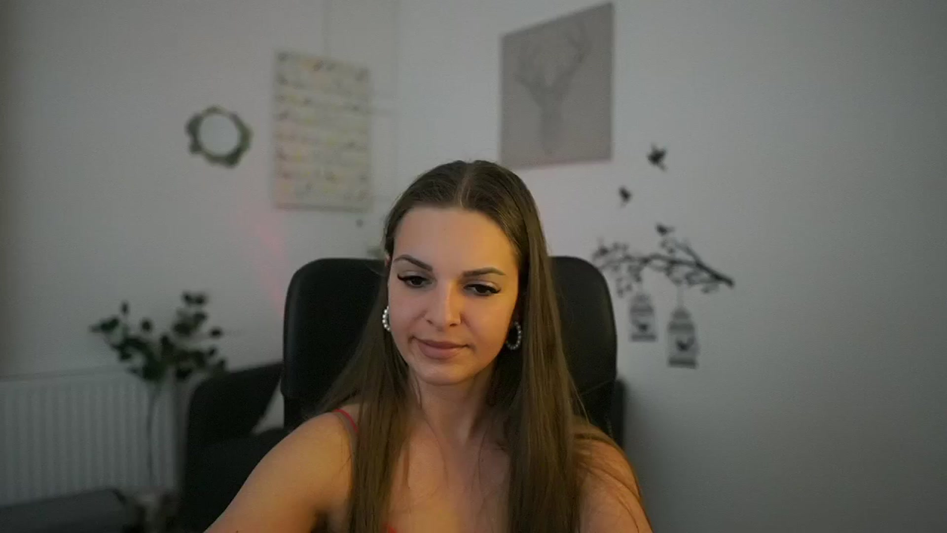 Gallery image thumbnail from Alecsa_Fox's myfreecams stream on, 04/27/2025, 20:22 image 4 of 20