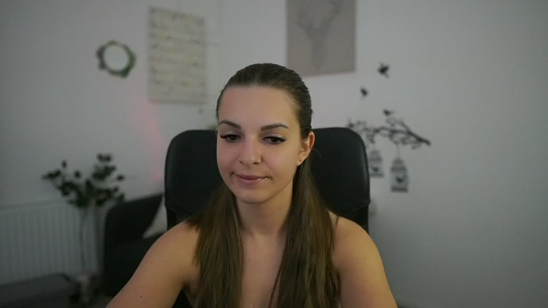 Gallery image thumbnail from Alecsa_Fox's myfreecams stream on, 04/28/2025, 20:06 image 4 of 20