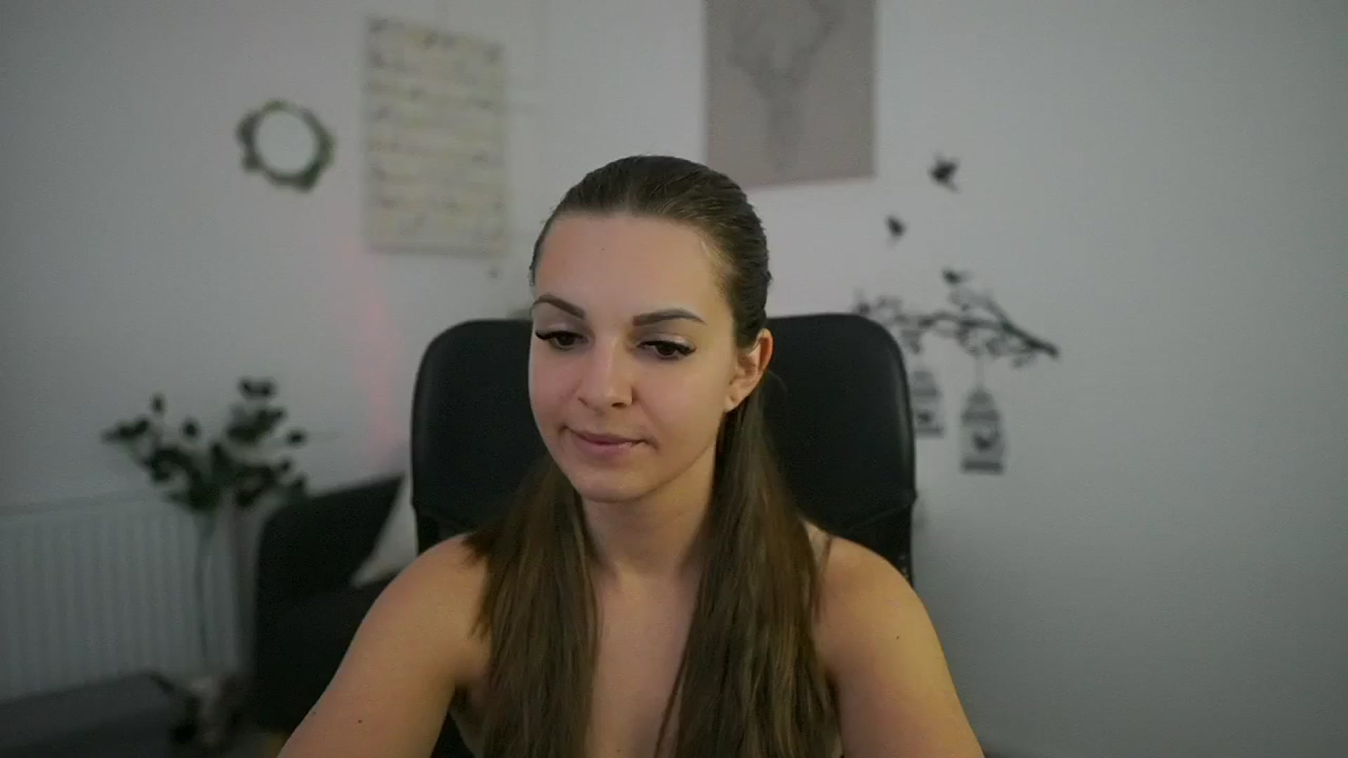 Gallery image thumbnail from Alecsa_Fox's myfreecams stream on, 04/28/2025, 20:06 image 3 of 20