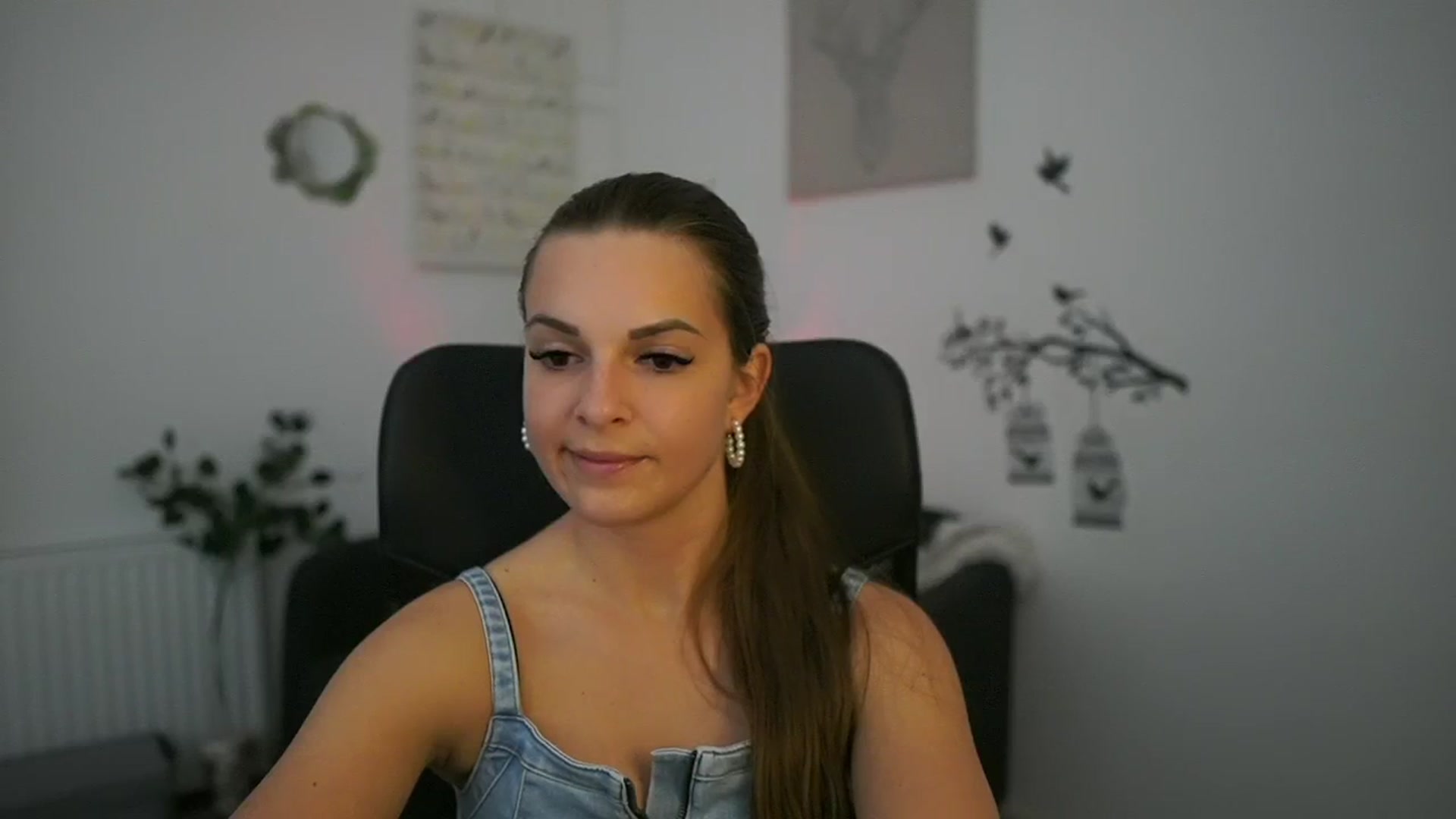 Gallery image thumbnail from Alecsa_Fox's myfreecams stream on, 04/29/2025, 20:24 image 16 of 20