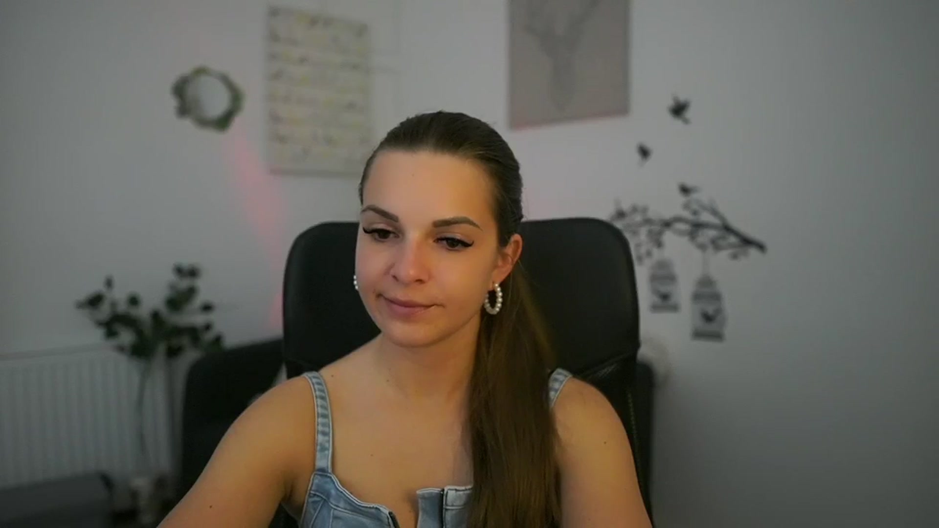 Gallery image thumbnail from Alecsa_Fox's myfreecams stream on, 04/29/2025, 20:24 image 2 of 20