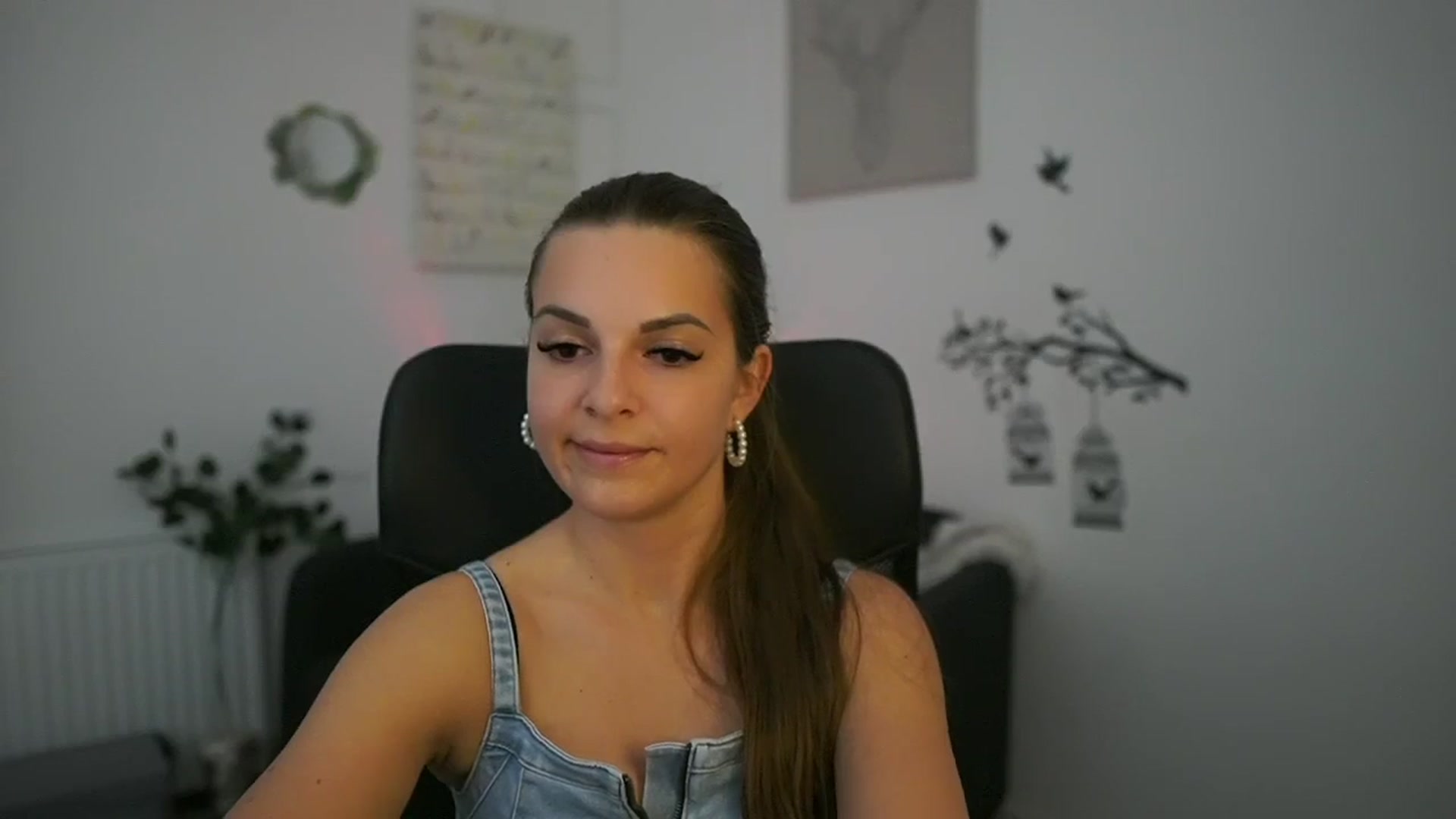 Gallery image thumbnail from Alecsa_Fox's myfreecams stream on, 04/29/2025, 20:24 image 17 of 20