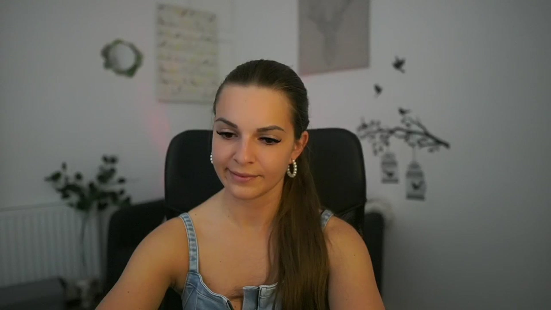 Gallery image thumbnail from Alecsa_Fox's myfreecams stream on, 04/29/2025, 20:24 image 7 of 20