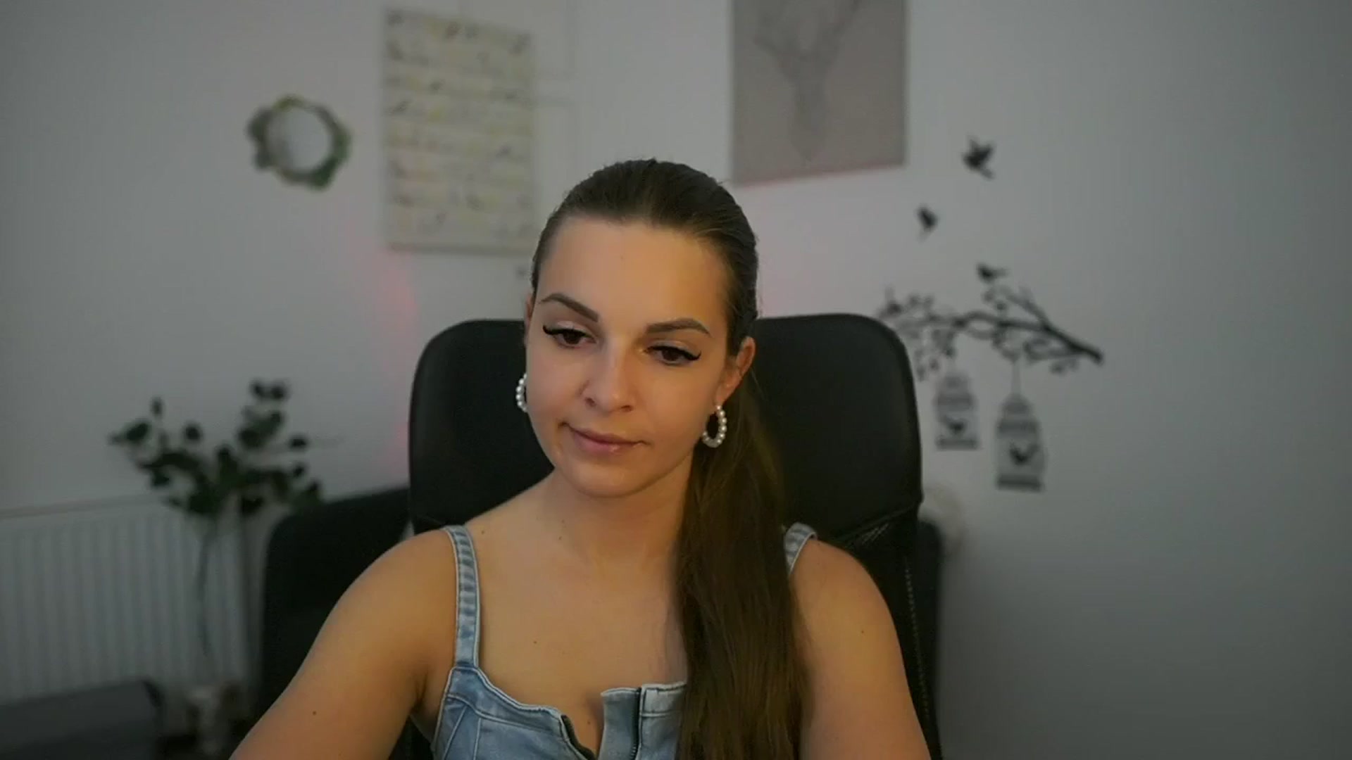 Gallery image thumbnail from Alecsa_Fox's myfreecams stream on, 04/29/2025, 20:24 image 1 of 20