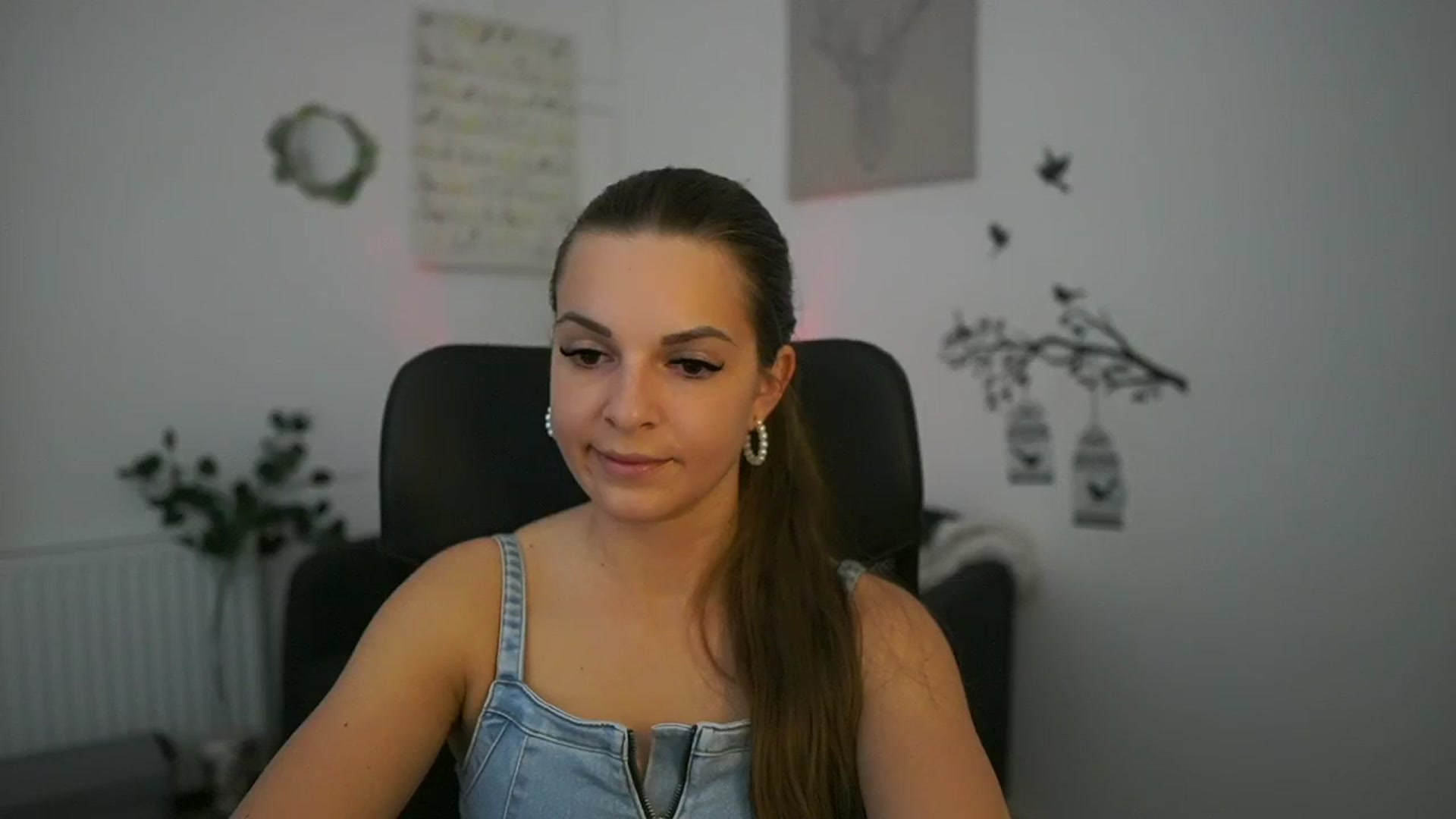 Gallery image thumbnail from Alecsa_Fox's myfreecams stream on, 04/29/2025, 20:24 image 15 of 20