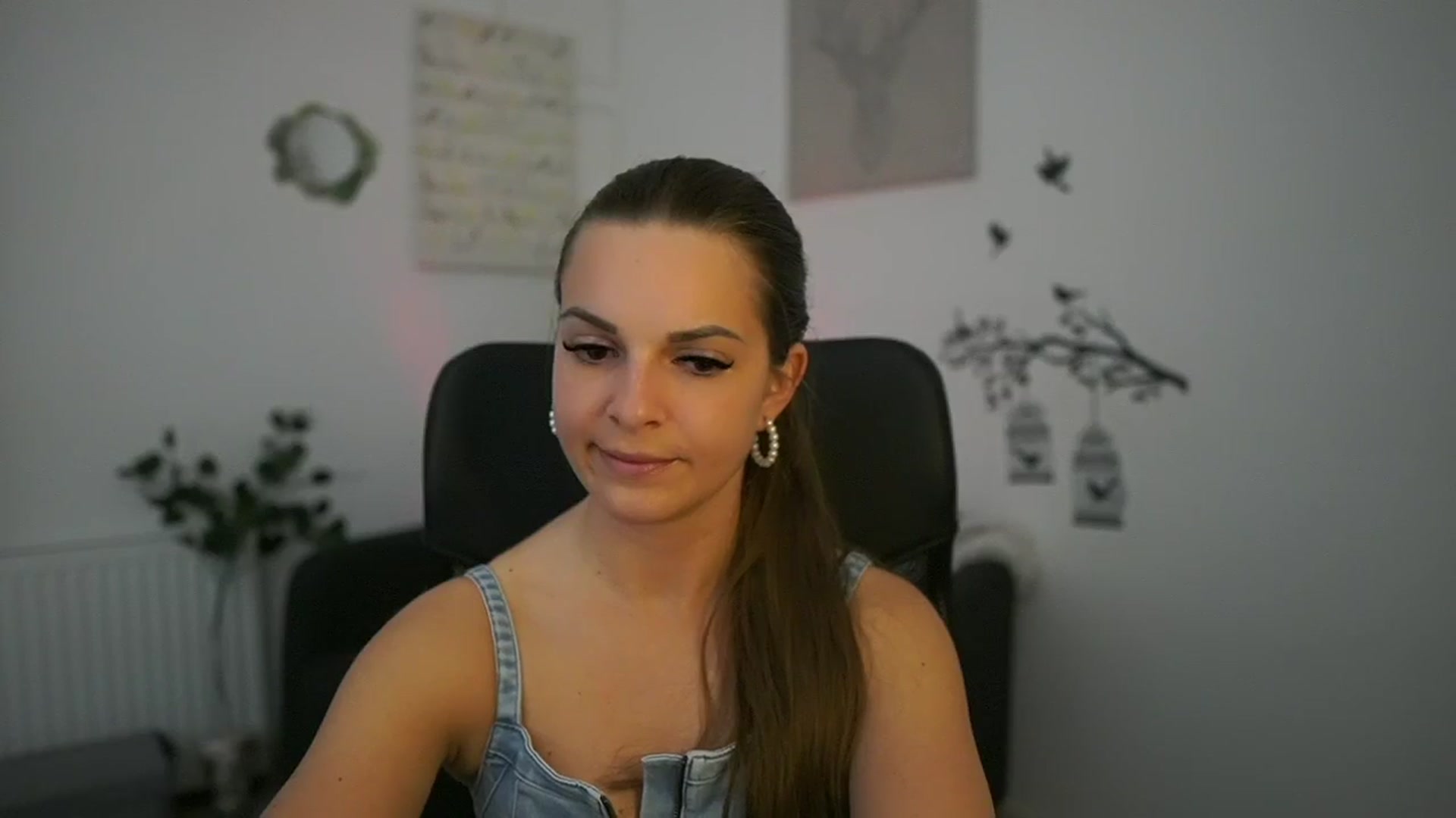 Gallery image thumbnail from Alecsa_Fox's myfreecams stream on, 04/29/2025, 20:24 image 8 of 20