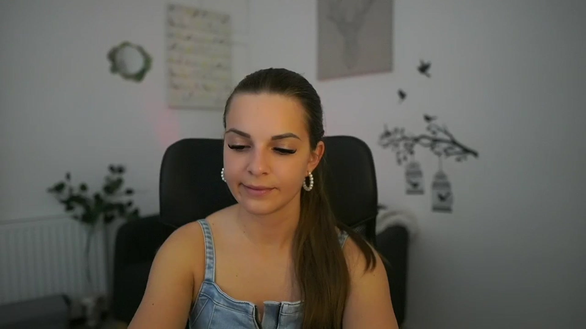 Gallery image thumbnail from Alecsa_Fox's myfreecams stream on, 04/29/2025, 20:24 image 12 of 20