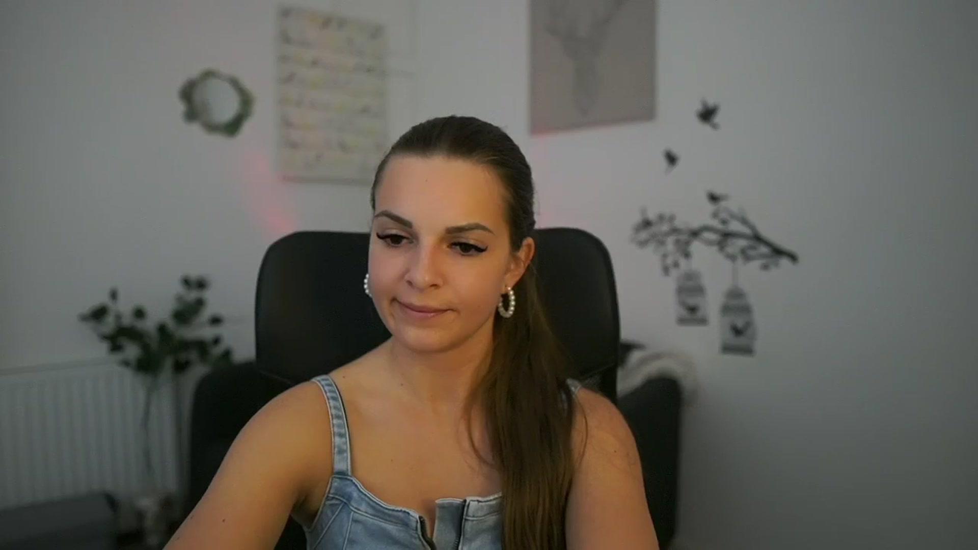 Gallery image thumbnail from Alecsa_Fox's myfreecams stream on, 04/29/2025, 20:24 image 18 of 20
