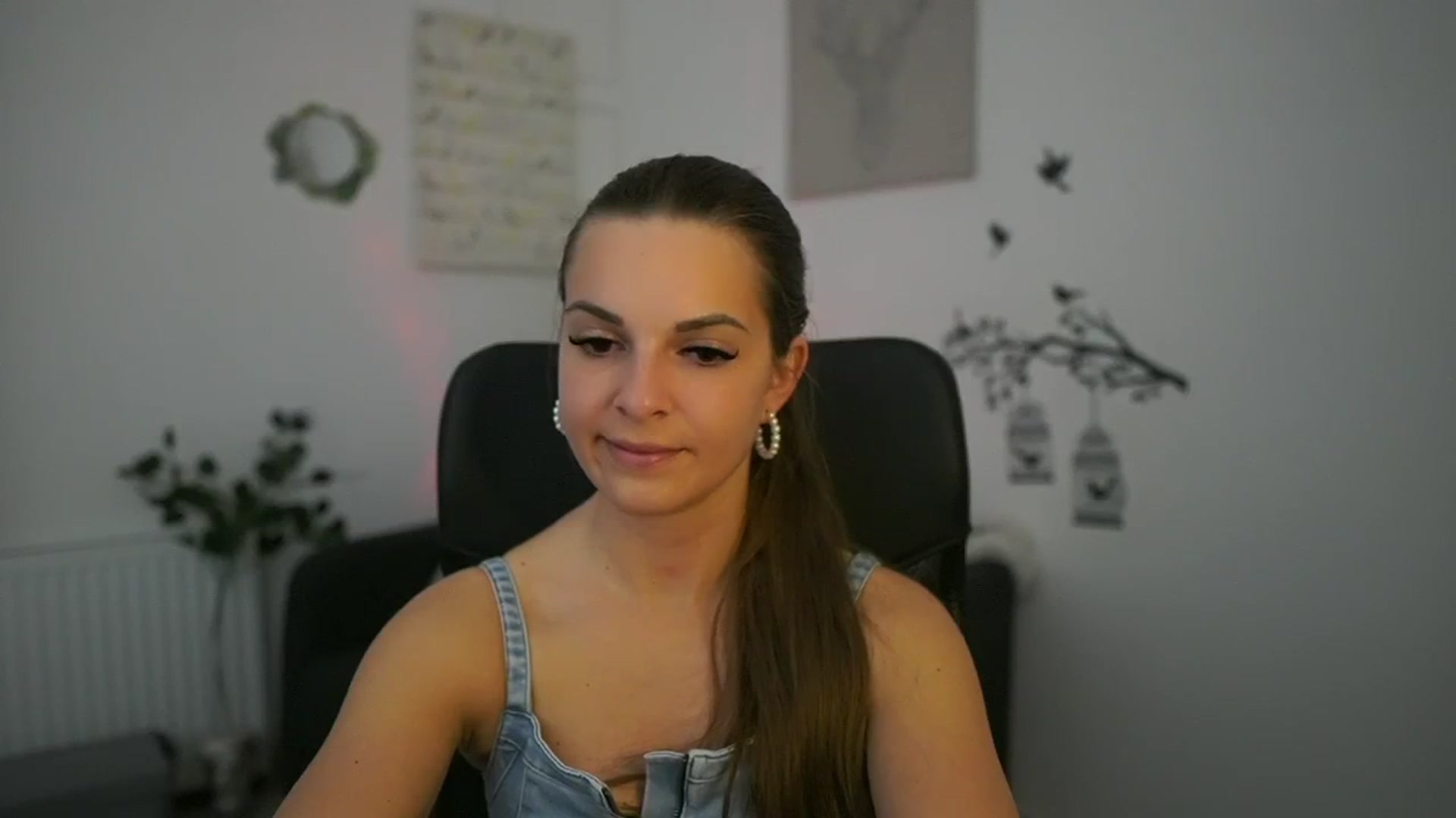 Gallery image thumbnail from Alecsa_Fox's myfreecams stream on, 04/29/2025, 20:24 image 6 of 20