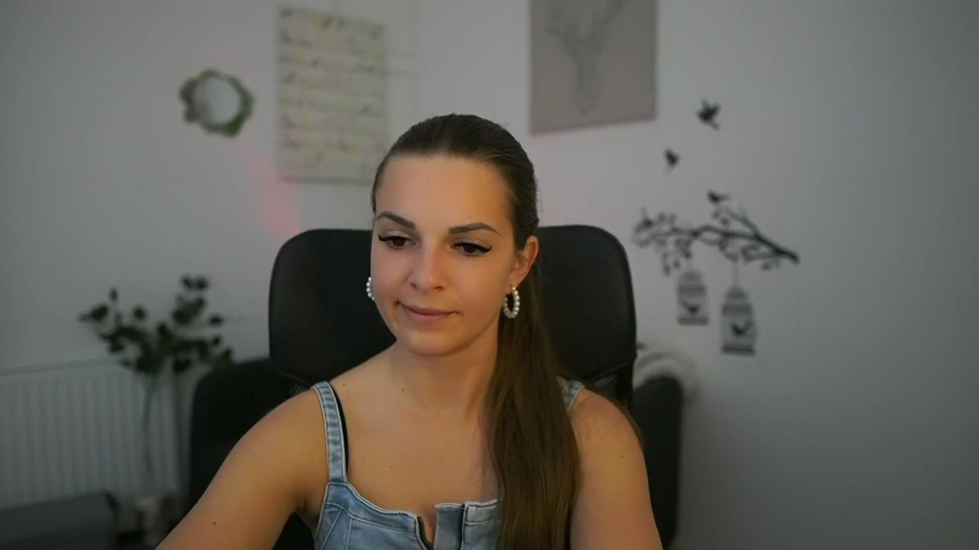 Gallery image thumbnail from Alecsa_Fox's myfreecams stream on, 04/29/2025, 20:24 image 13 of 20