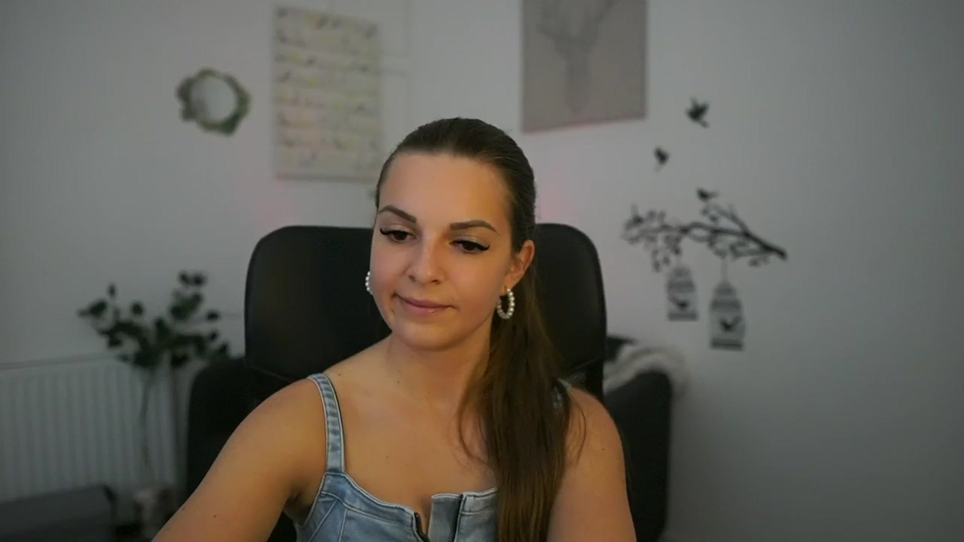 Gallery image thumbnail from Alecsa_Fox's myfreecams stream on, 04/29/2025, 20:24 image 19 of 20