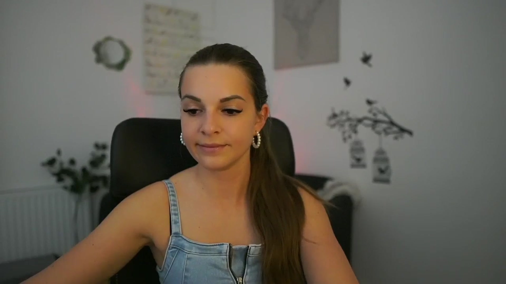 Gallery image thumbnail from Alecsa_Fox's myfreecams stream on, 04/29/2025, 20:24 image 10 of 20