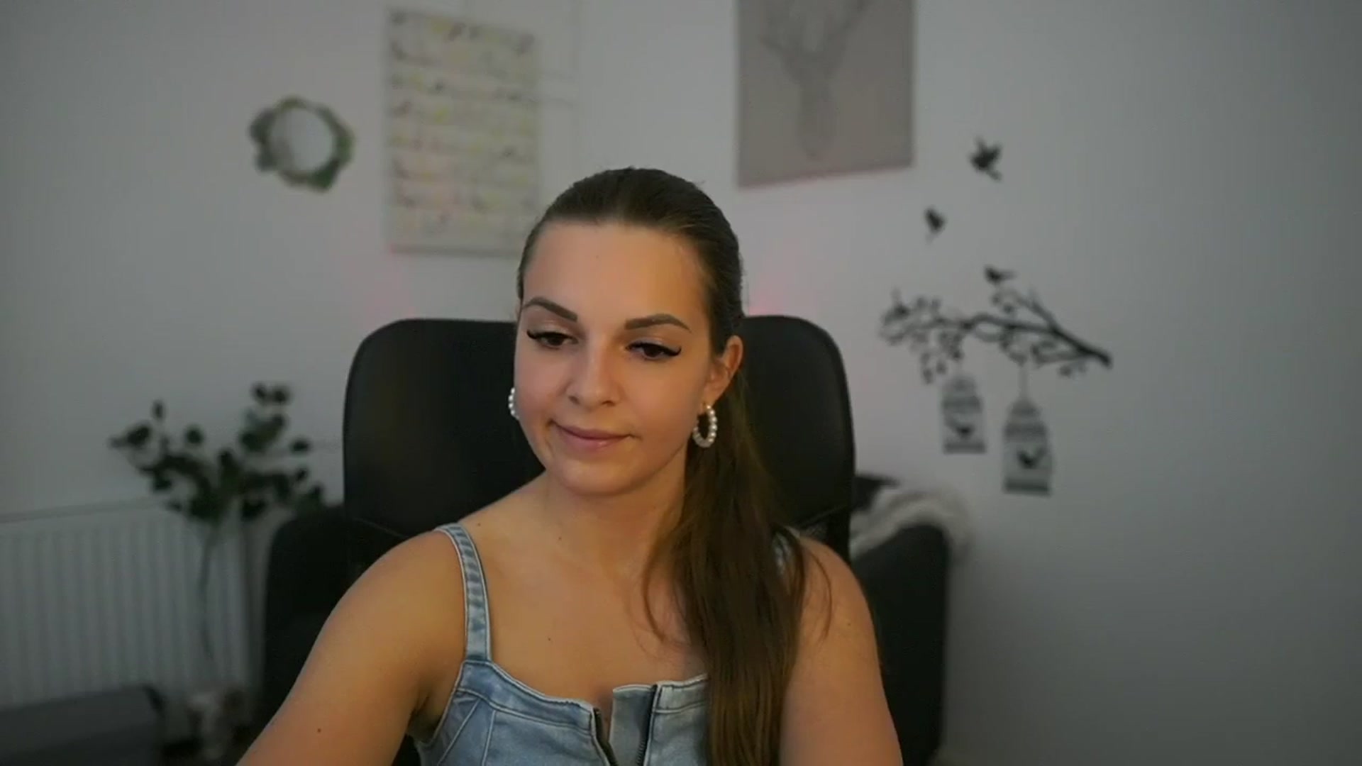 Gallery image thumbnail from Alecsa_Fox's myfreecams stream on, 04/29/2025, 20:24 image 20 of 20