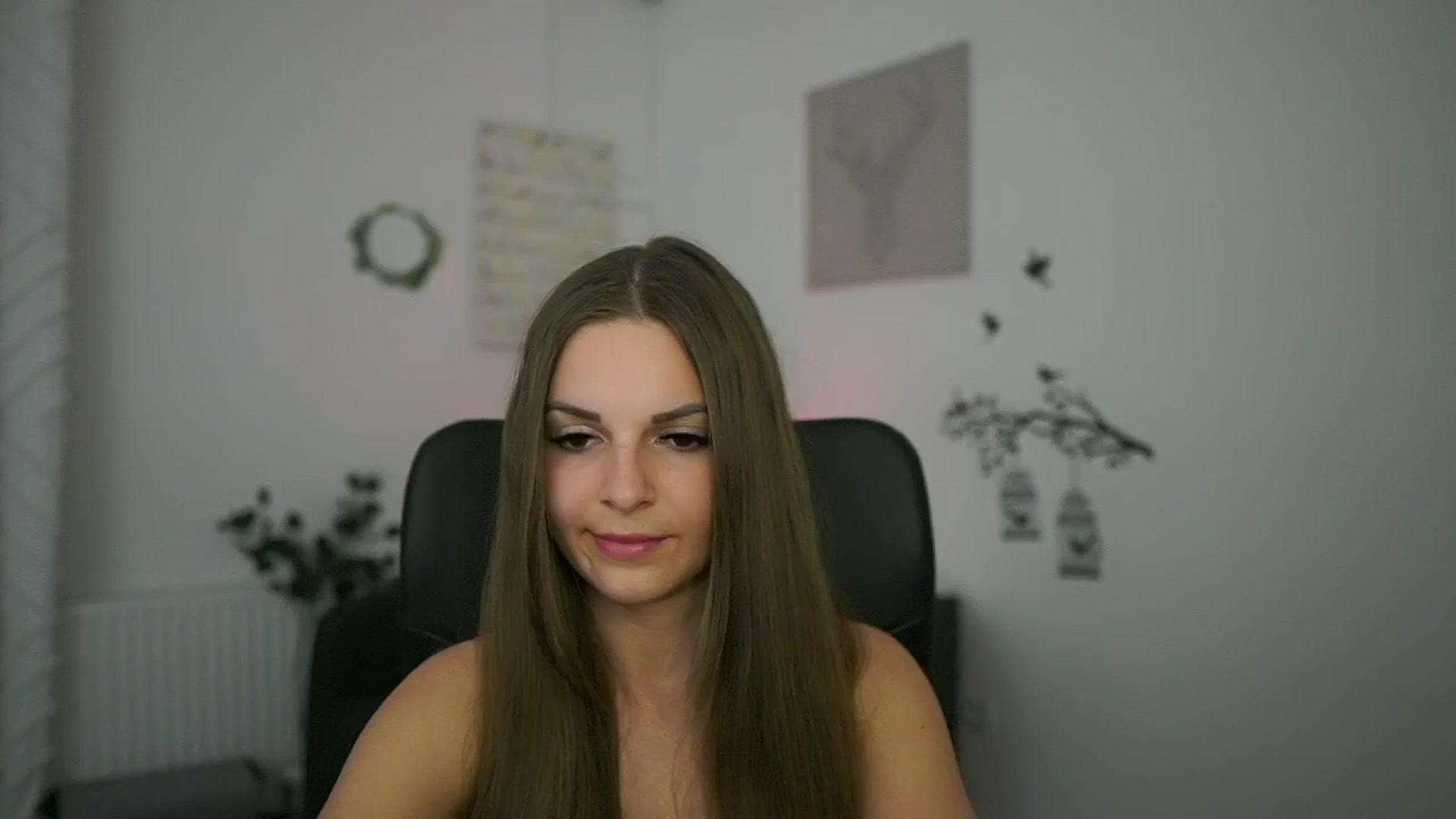 Gallery image thumbnail from Alecsa_Fox's myfreecams stream on, 05/01/2025, 20:16 image 15 of 20