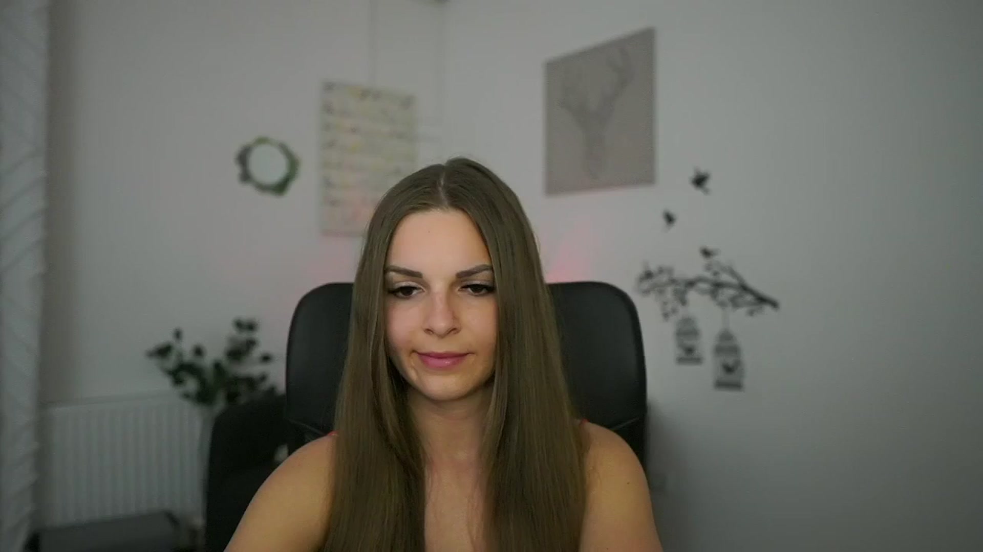 Gallery image thumbnail from Alecsa_Fox's myfreecams stream on, 05/01/2025, 20:16 image 14 of 20