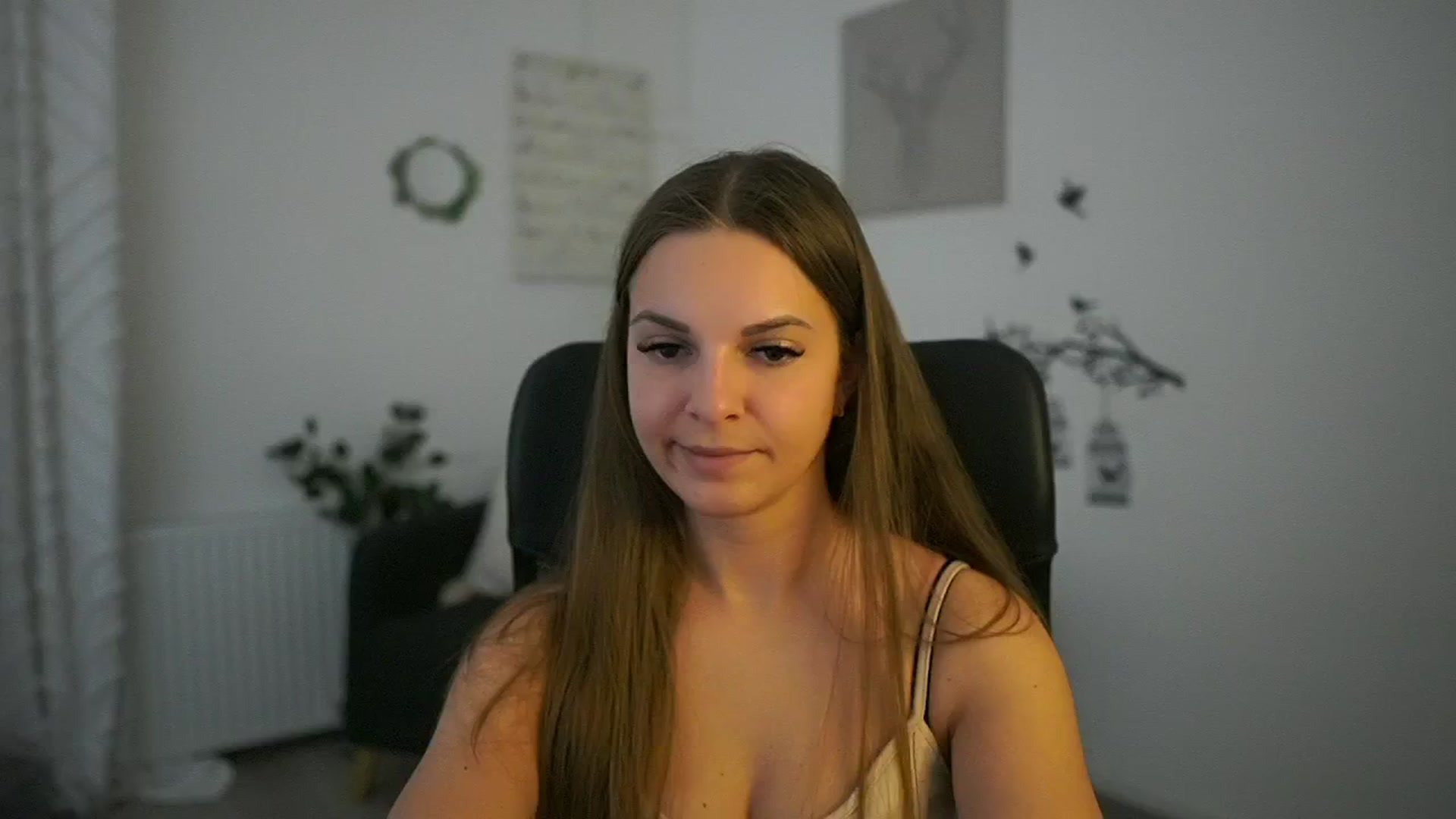 Gallery image thumbnail from Alecsa_Fox's myfreecams stream on, 05/07/2025, 10:56 image 6 of 20
