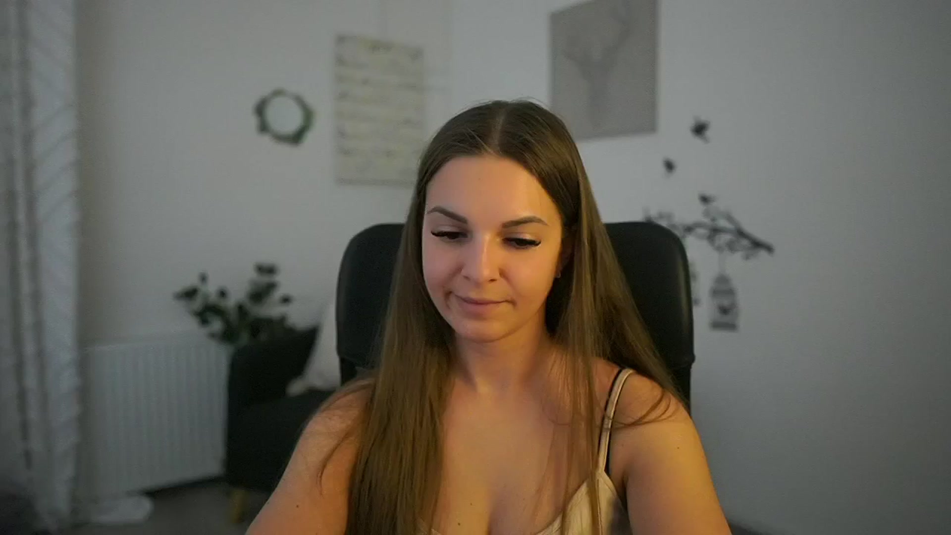 Gallery image thumbnail from Alecsa_Fox's myfreecams stream on, 05/07/2025, 10:56 image 7 of 20