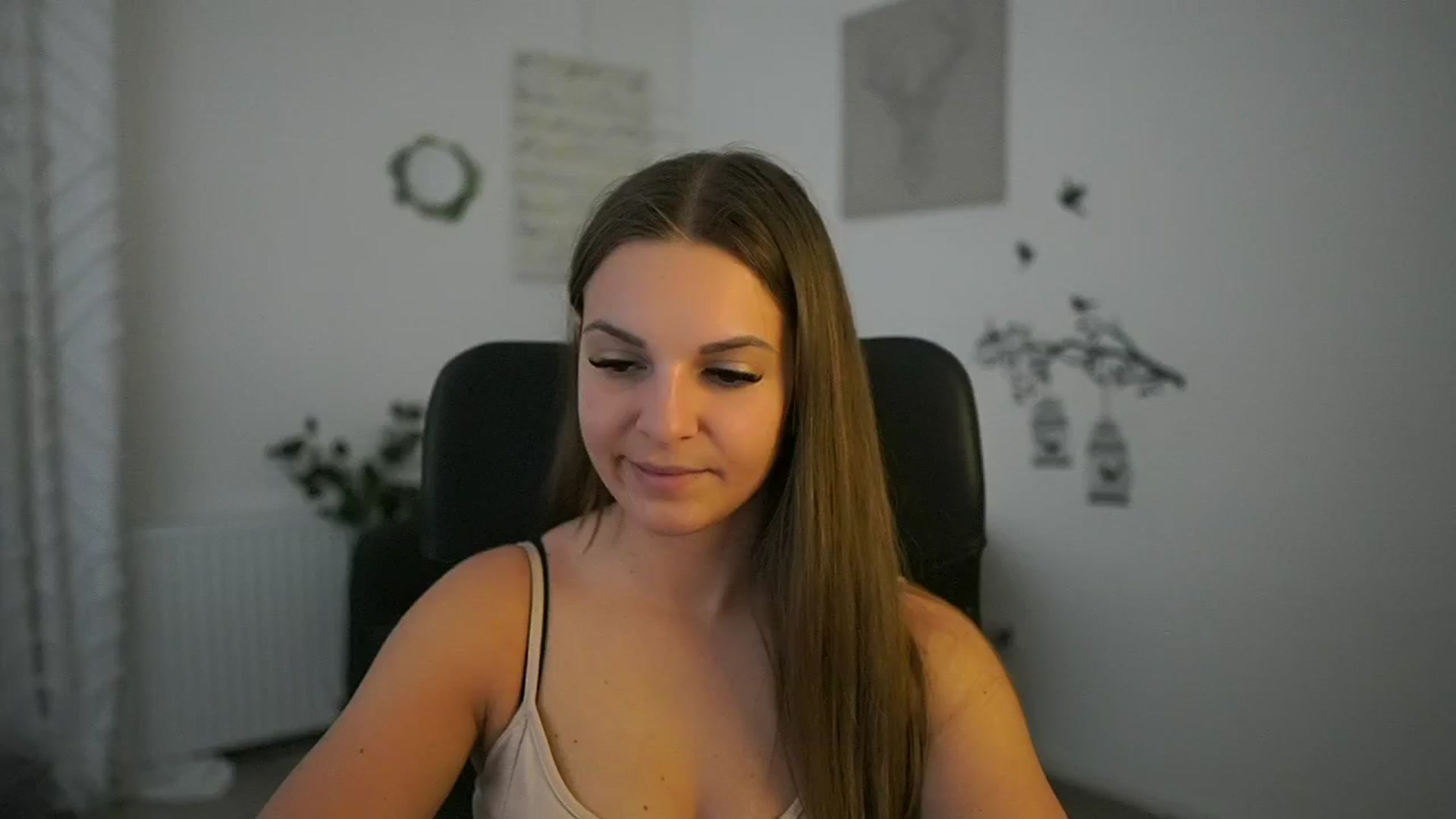 Gallery image thumbnail from Alecsa_Fox's myfreecams stream on, 05/07/2025, 11:46 image 1 of 20