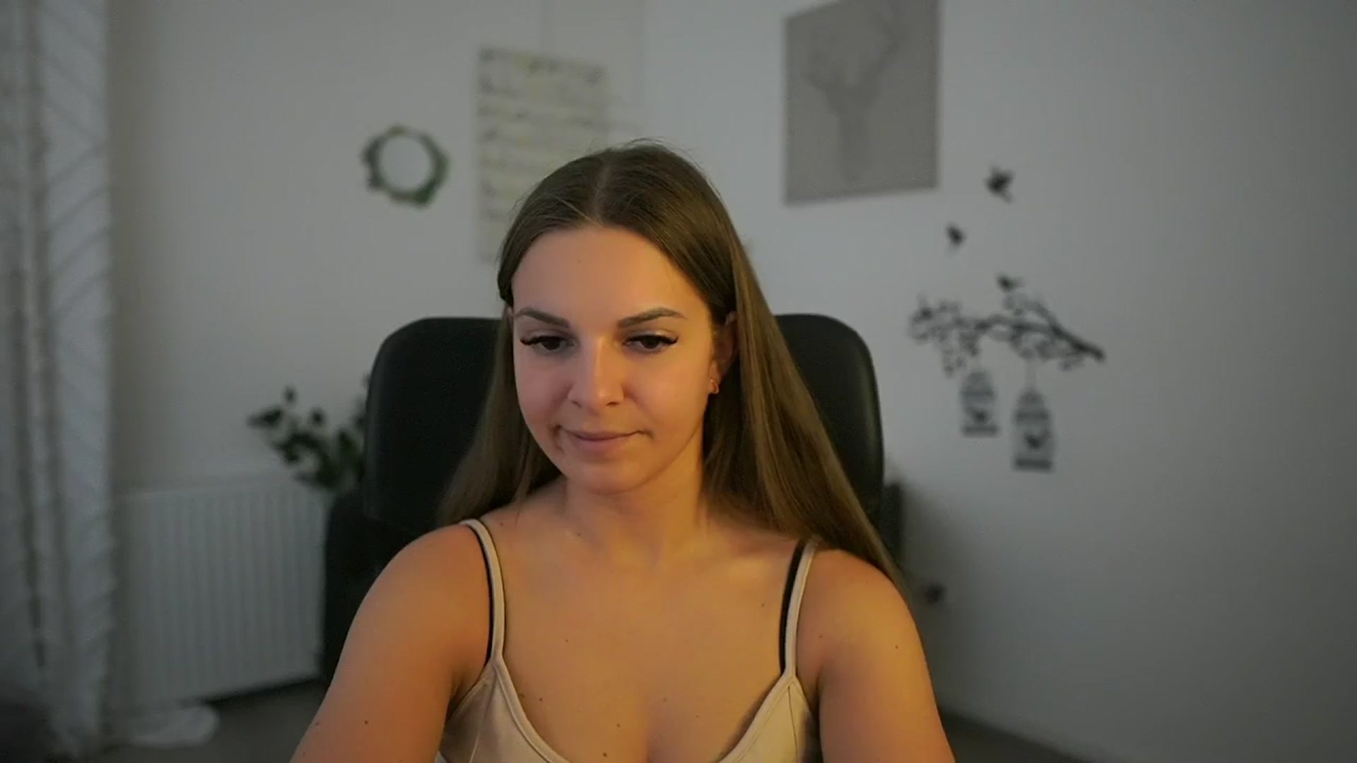 Gallery image thumbnail from Alecsa_Fox's myfreecams stream on, 05/07/2025, 12:51 image 5 of 20