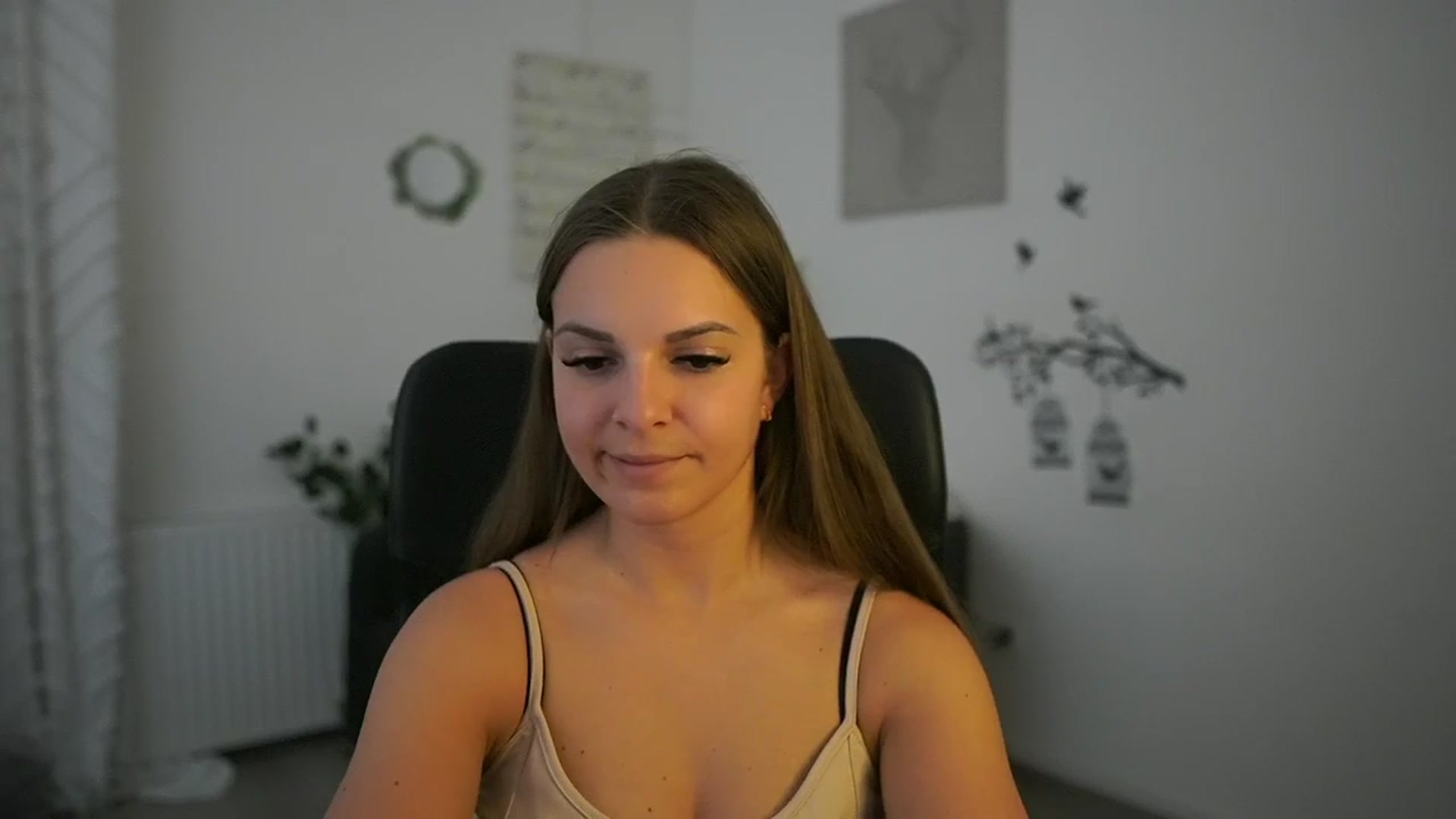 Gallery image thumbnail from Alecsa_Fox's myfreecams stream on, 05/07/2025, 12:51 image 6 of 20