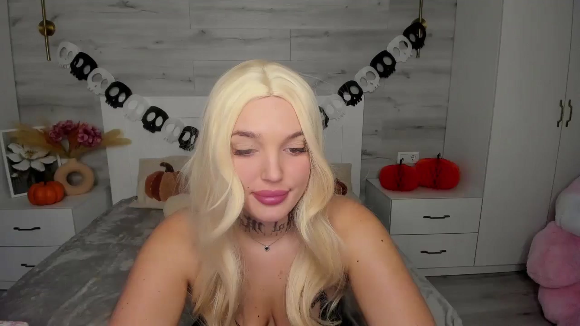 Gallery image thumbnail from AlejaRey's myfreecams stream on, 10/27/2025, 09:28 image 4 of 20