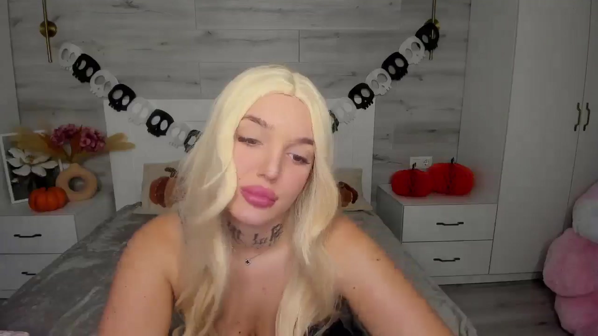 Gallery image thumbnail from AlejaRey's myfreecams stream on, 10/27/2025, 09:28 image 2 of 20