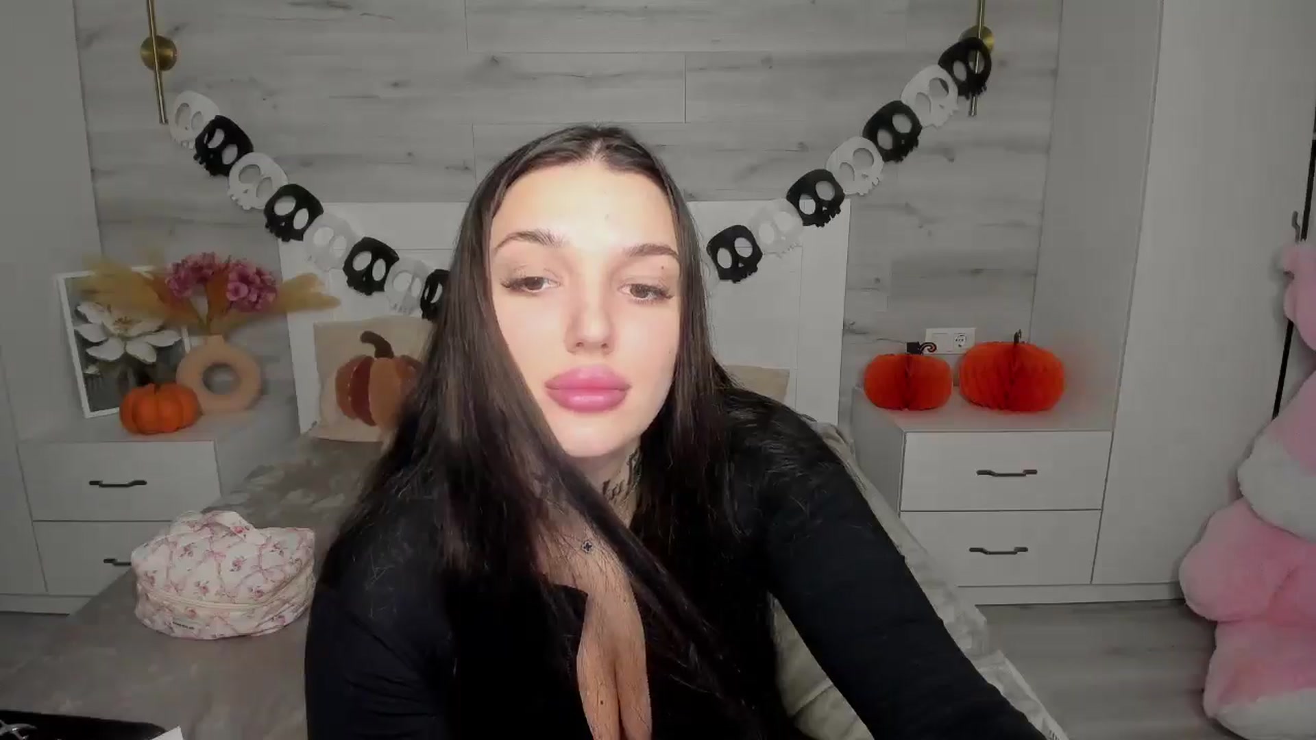 Gallery image thumbnail from AlejaRey's myfreecams stream on, 11/05/2025, 10:11 image 7 of 20
