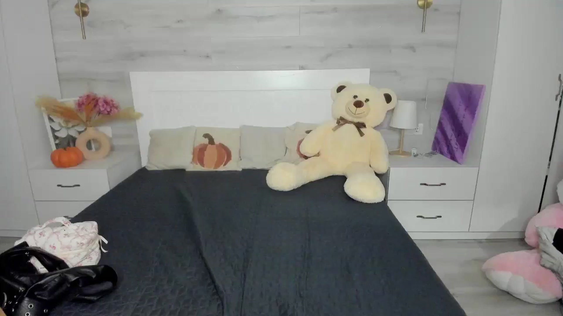 Gallery image thumbnail from AlejaRey's myfreecams stream on, 11/24/2025, 10:53 image 3 of 20