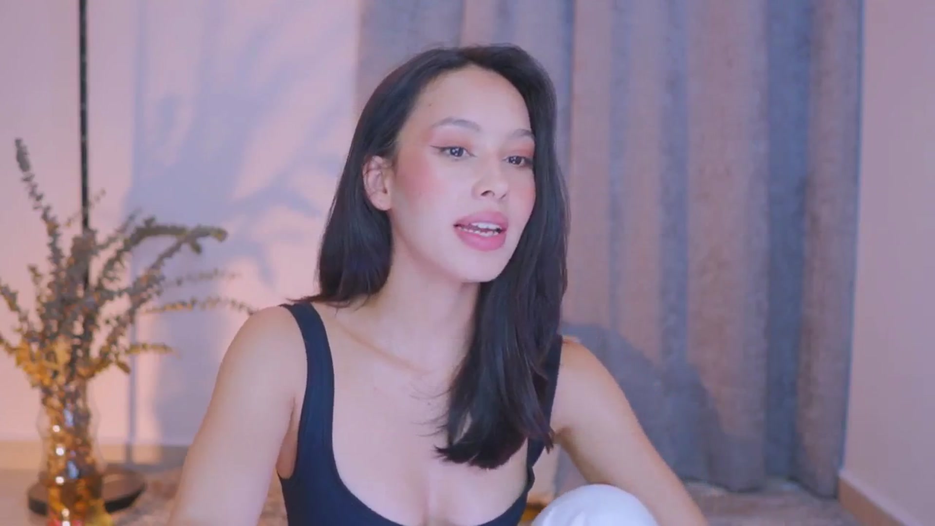Gallery image thumbnail from AlejaVibe's myfreecams stream on, 05/19/2024, 18:59 image 6 of 20