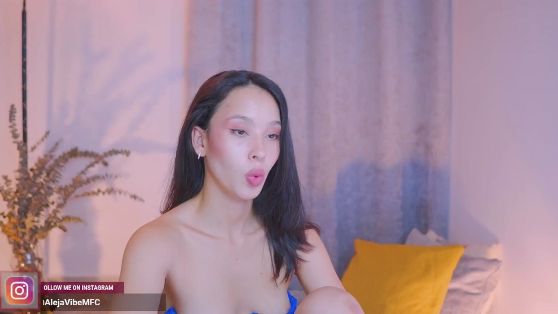 Gallery image thumbnail from AlejaVibe's myfreecams stream on, 05/21/2024, 18:50 image 16 of 20