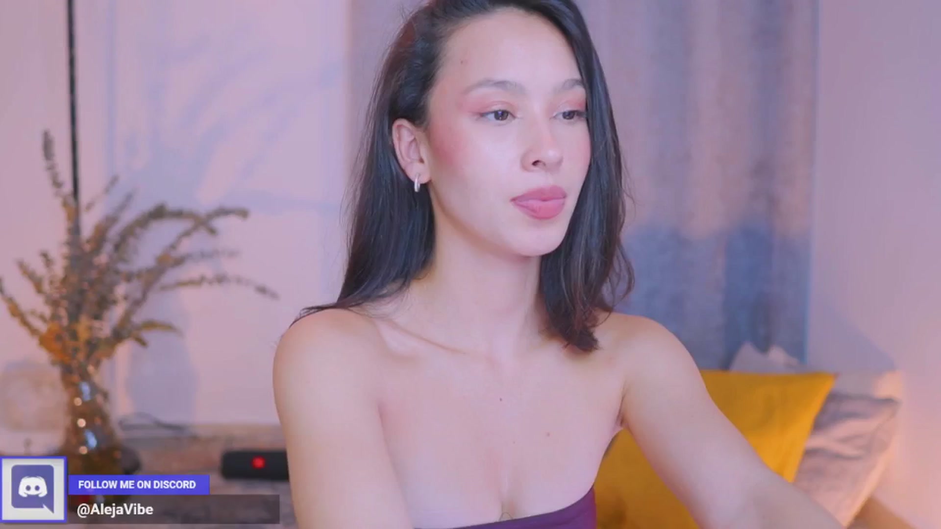 Gallery image thumbnail from AlejaVibe's myfreecams stream on, 05/23/2024, 18:33 image 10 of 20