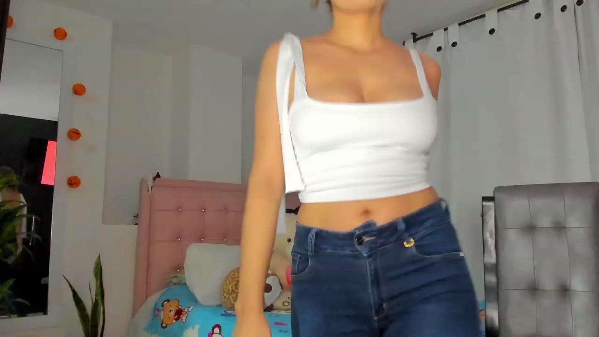Gallery image thumbnail from Aleja_21's myfreecams stream on, 11/20/2022, 01:31 image 5 of 20