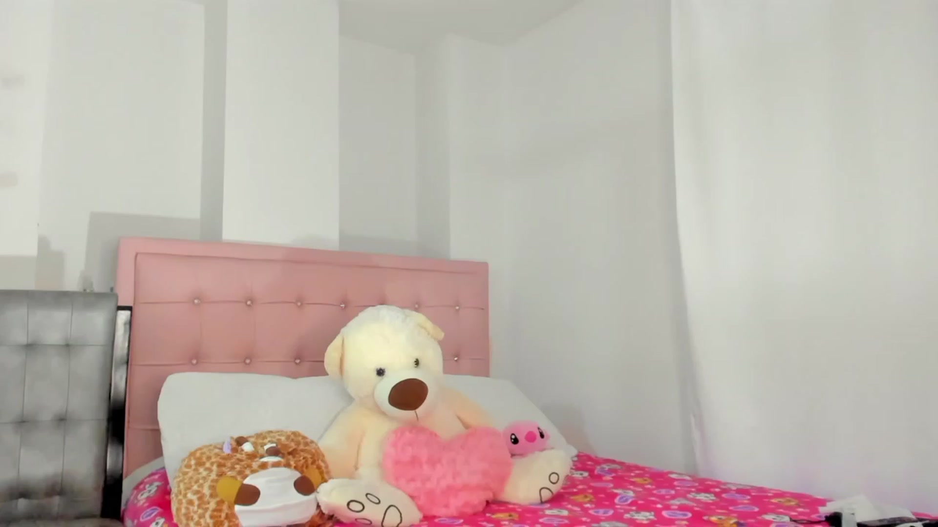 Gallery image thumbnail from Aleja_21's myfreecams stream on, 11/24/2022, 07:44 image 9 of 20