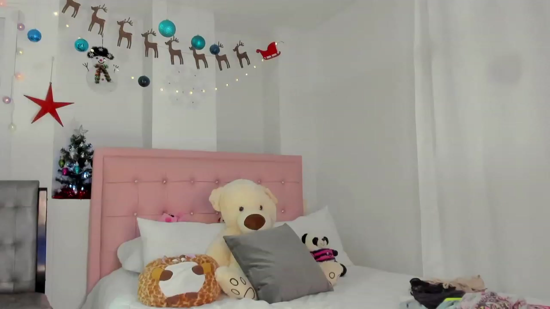 Gallery image thumbnail from Aleja_21's myfreecams stream on, 12/15/2022, 08:55 image 6 of 20