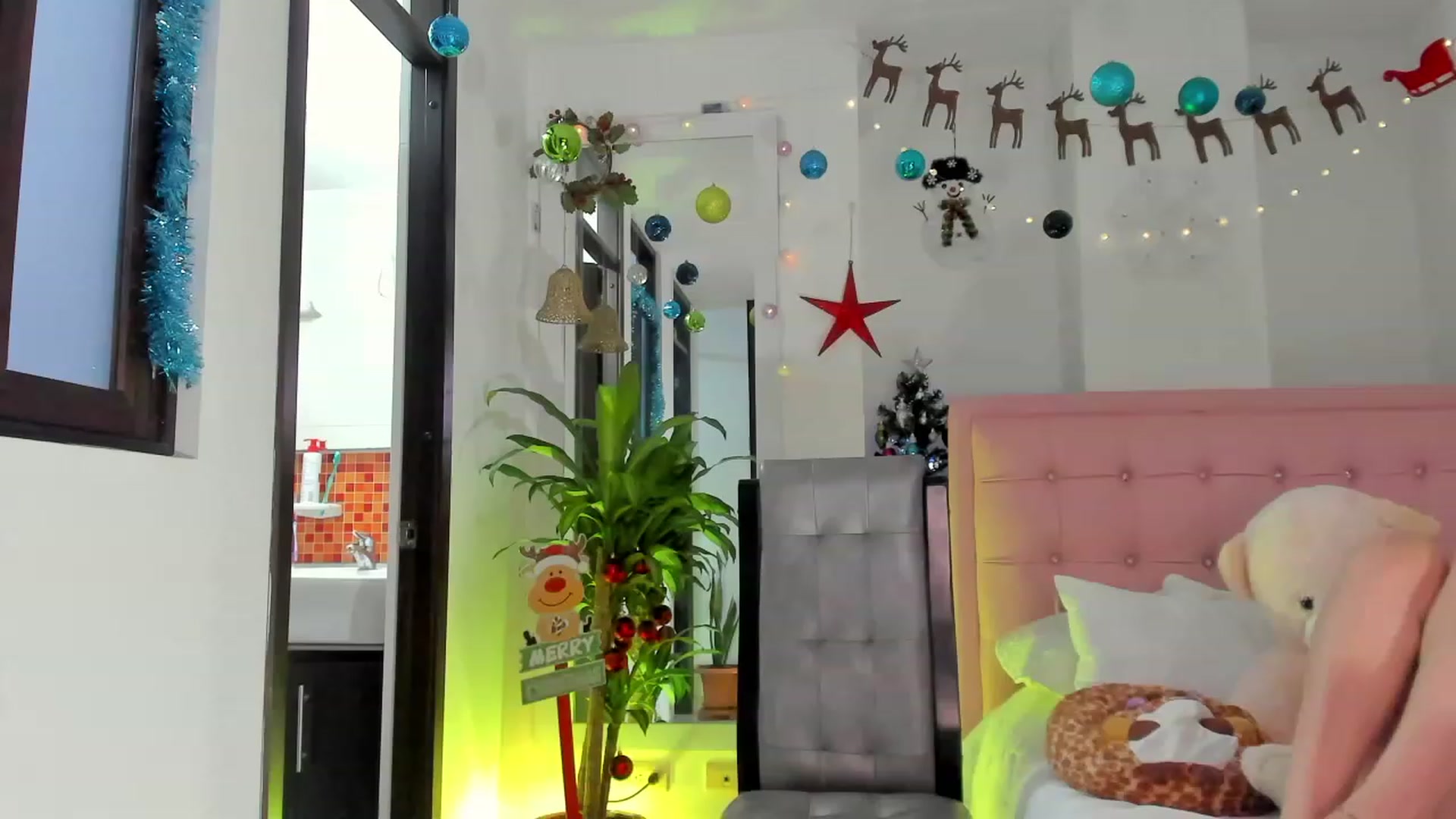 Gallery image thumbnail from Aleja_21's myfreecams stream on, 12/19/2022, 05:00 image 11 of 20