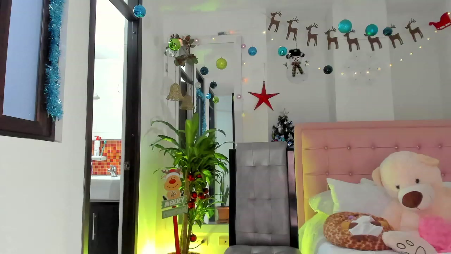 Gallery image thumbnail from Aleja_21's myfreecams stream on, 12/19/2022, 05:00 image 16 of 20