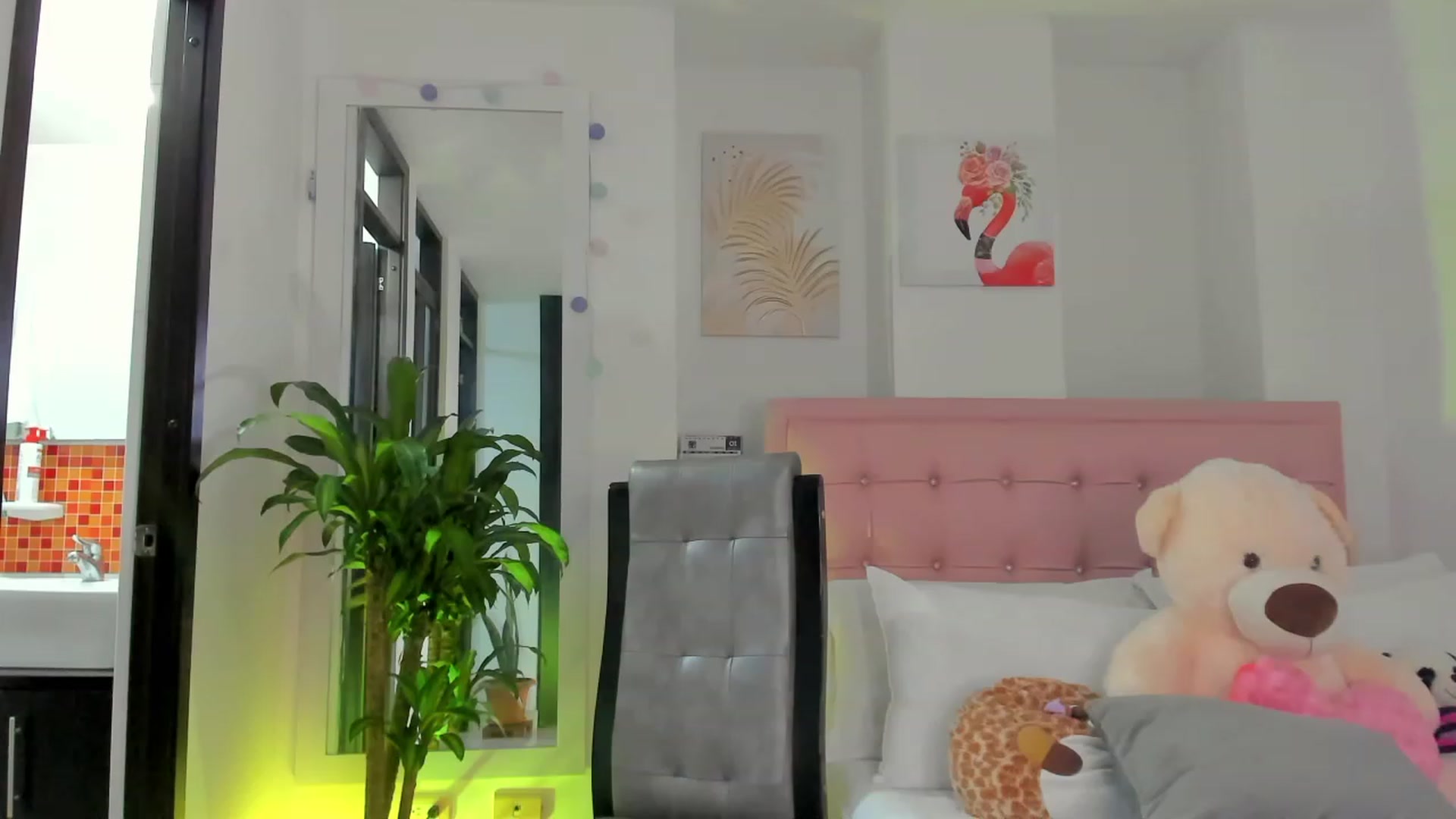 Gallery image thumbnail from Aleja_21's myfreecams stream on, 01/06/2023, 03:00 image 8 of 20