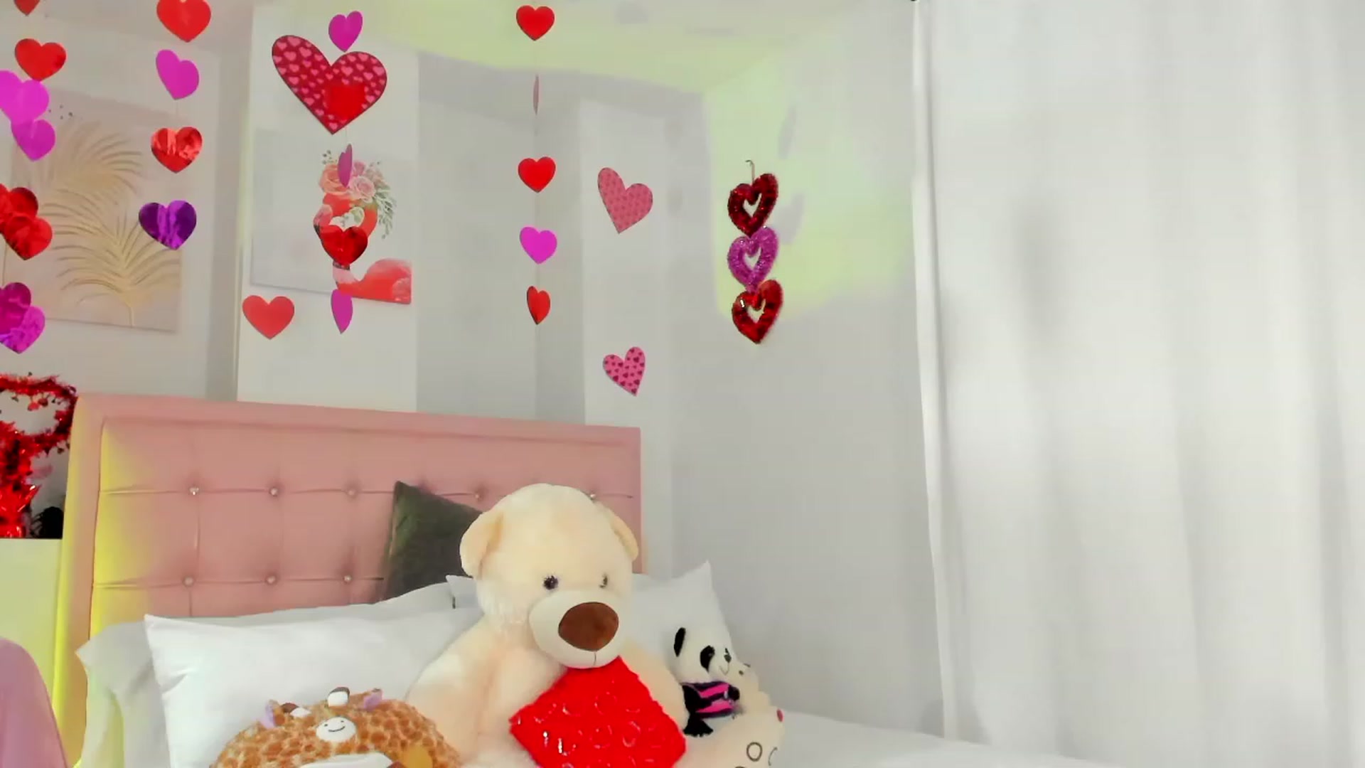 Gallery image thumbnail from Aleja_21's myfreecams stream on, 01/27/2023, 04:07 image 2 of 20