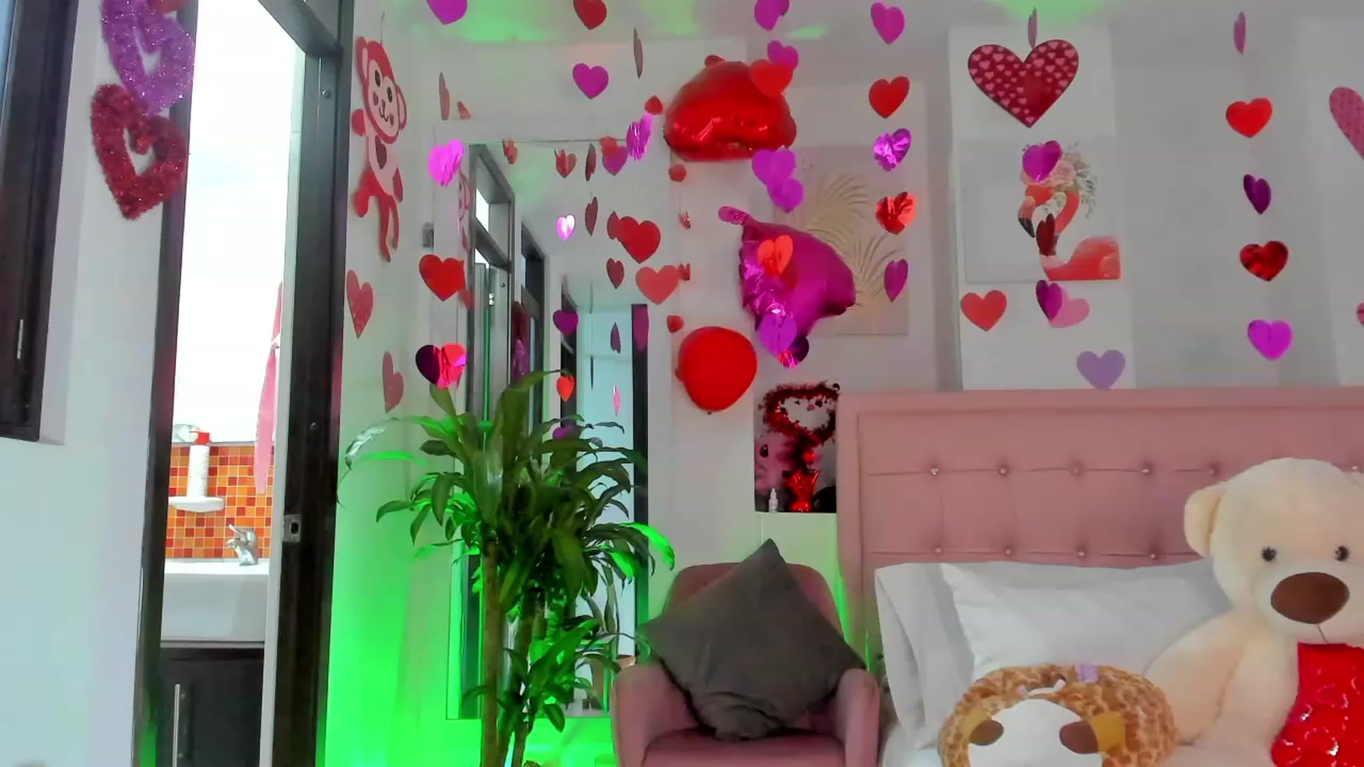 Gallery image thumbnail from Aleja_21's myfreecams stream on, 02/01/2023, 02:16 image 2 of 20