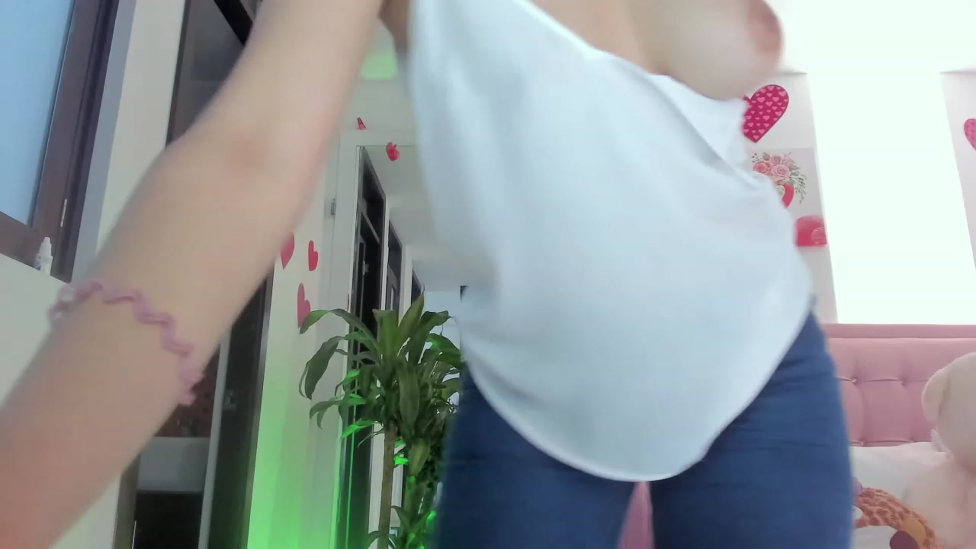 Gallery image thumbnail from Aleja_21's myfreecams stream on, 04/27/2023, 04:39 image 8 of 20