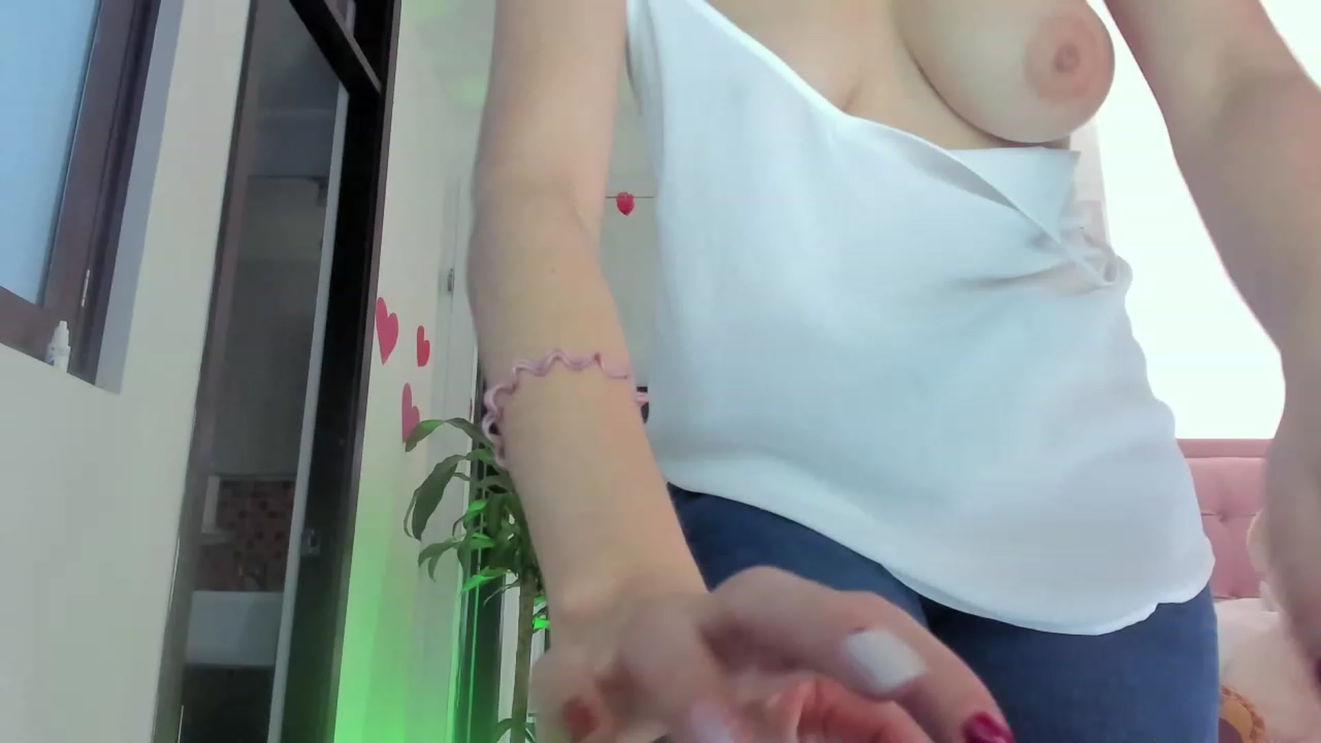 Gallery image thumbnail from Aleja_21's myfreecams stream on, 04/27/2023, 04:39 image 4 of 20