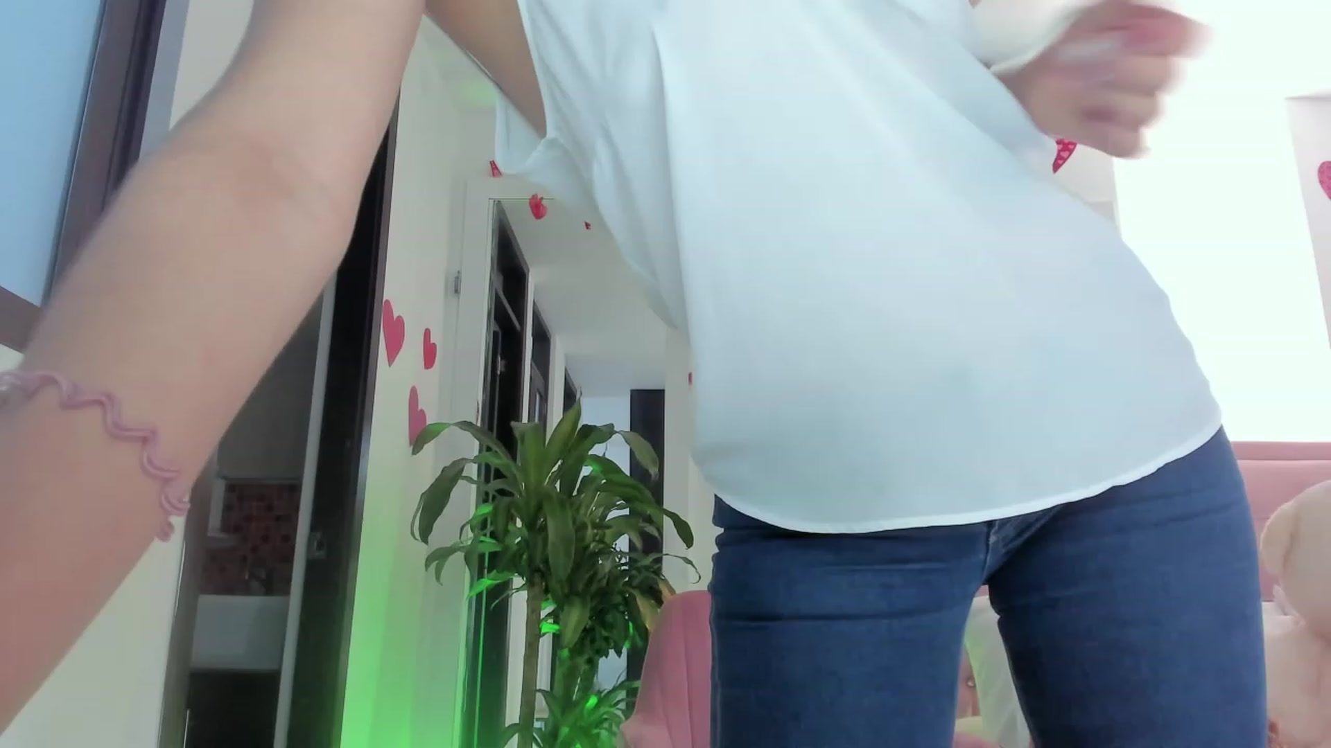 Gallery image thumbnail from Aleja_21's myfreecams stream on, 04/27/2023, 04:39 image 2 of 20