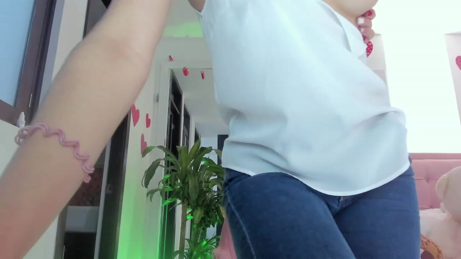 Gallery image thumbnail from Aleja_21's myfreecams stream on, 04/27/2023, 04:39 image 17 of 20