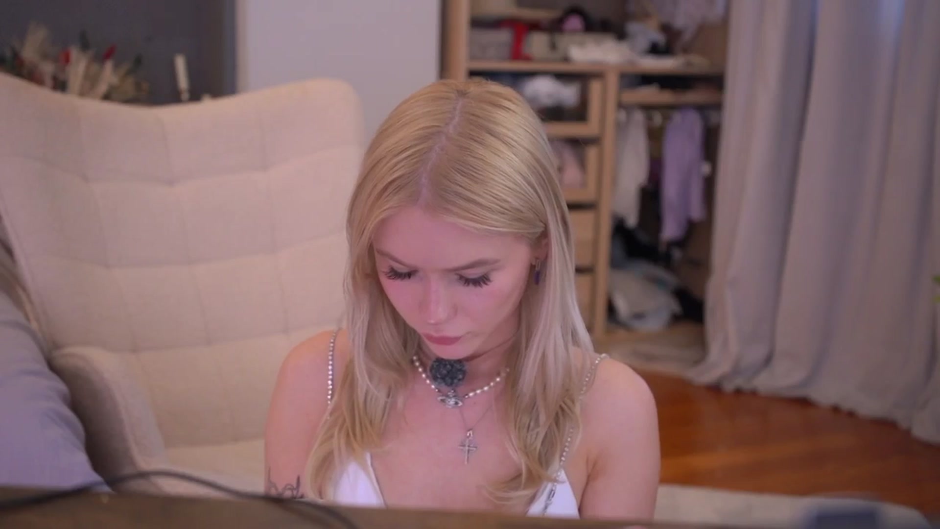 Gallery image thumbnail from AleksaLore's myfreecams stream on, 04/06/2026, 07:32 image 3 of 20