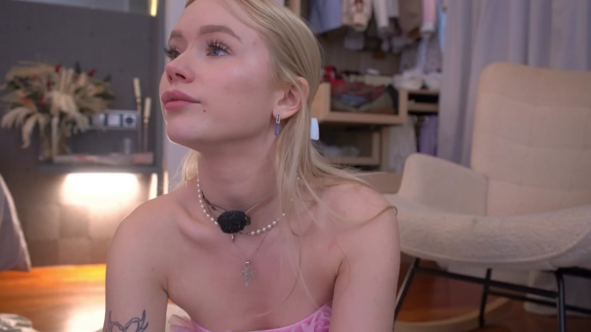 Gallery image thumbnail from AleksaLore's myfreecams stream on, 04/13/2026, 06:39 image 17 of 20